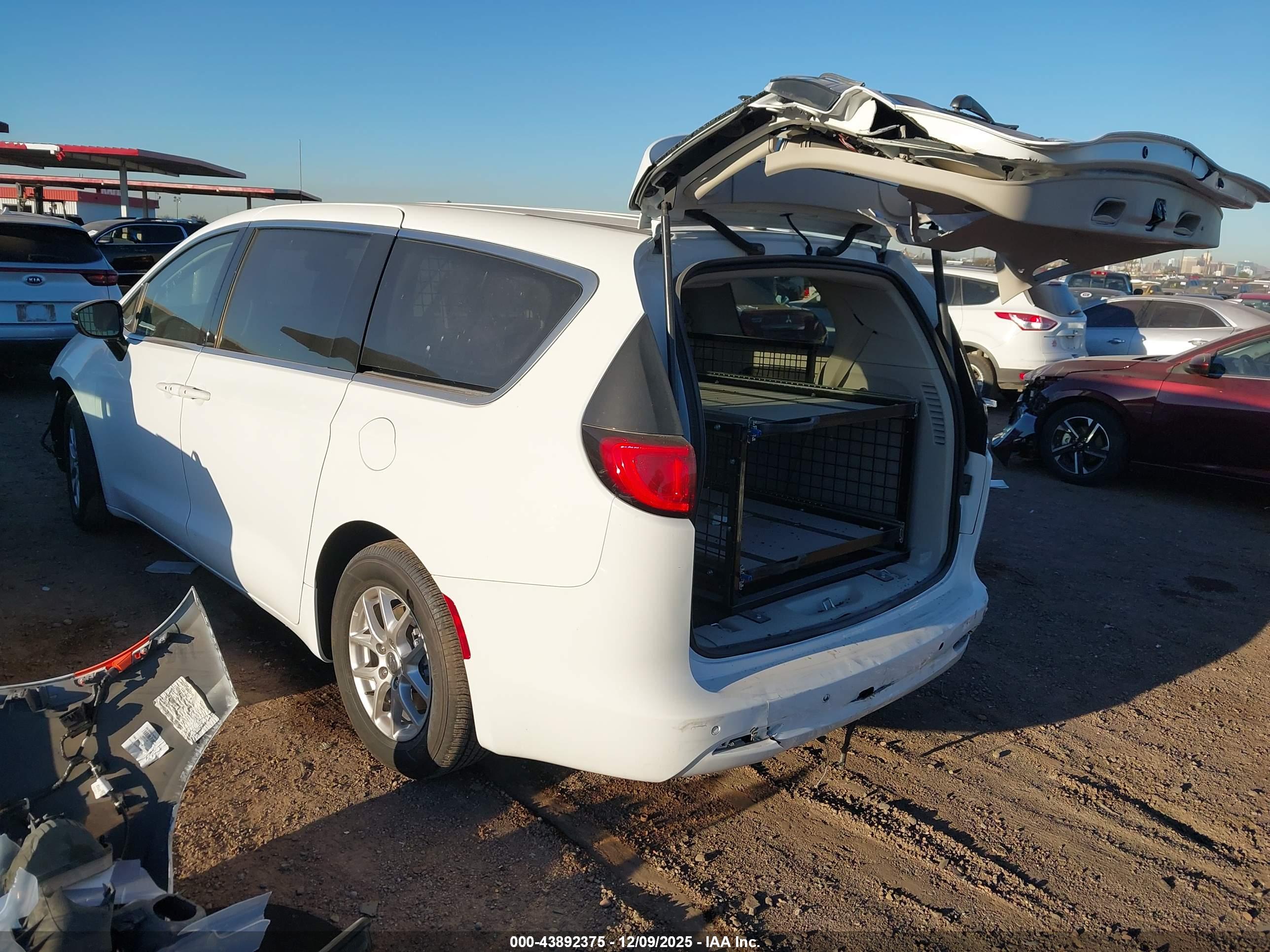 CHRYSLER VOYAGER image 3