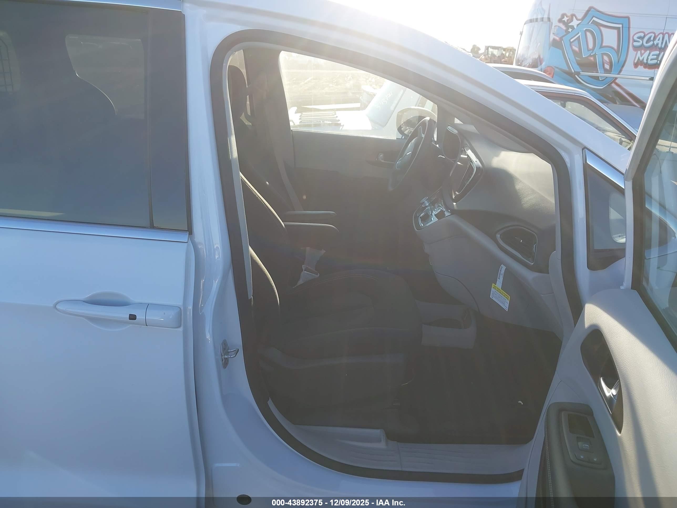CHRYSLER VOYAGER image 5