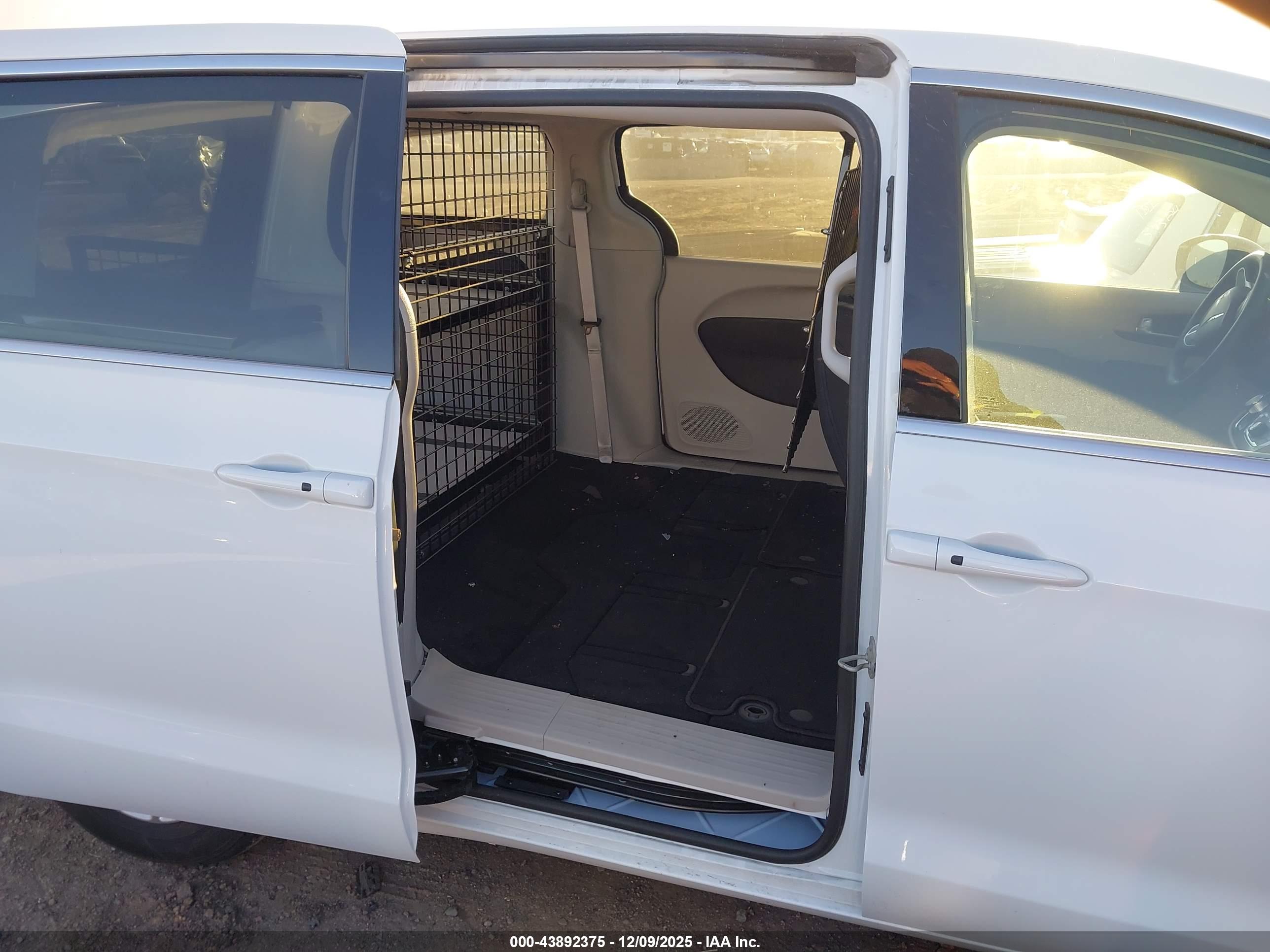 CHRYSLER VOYAGER image 8
