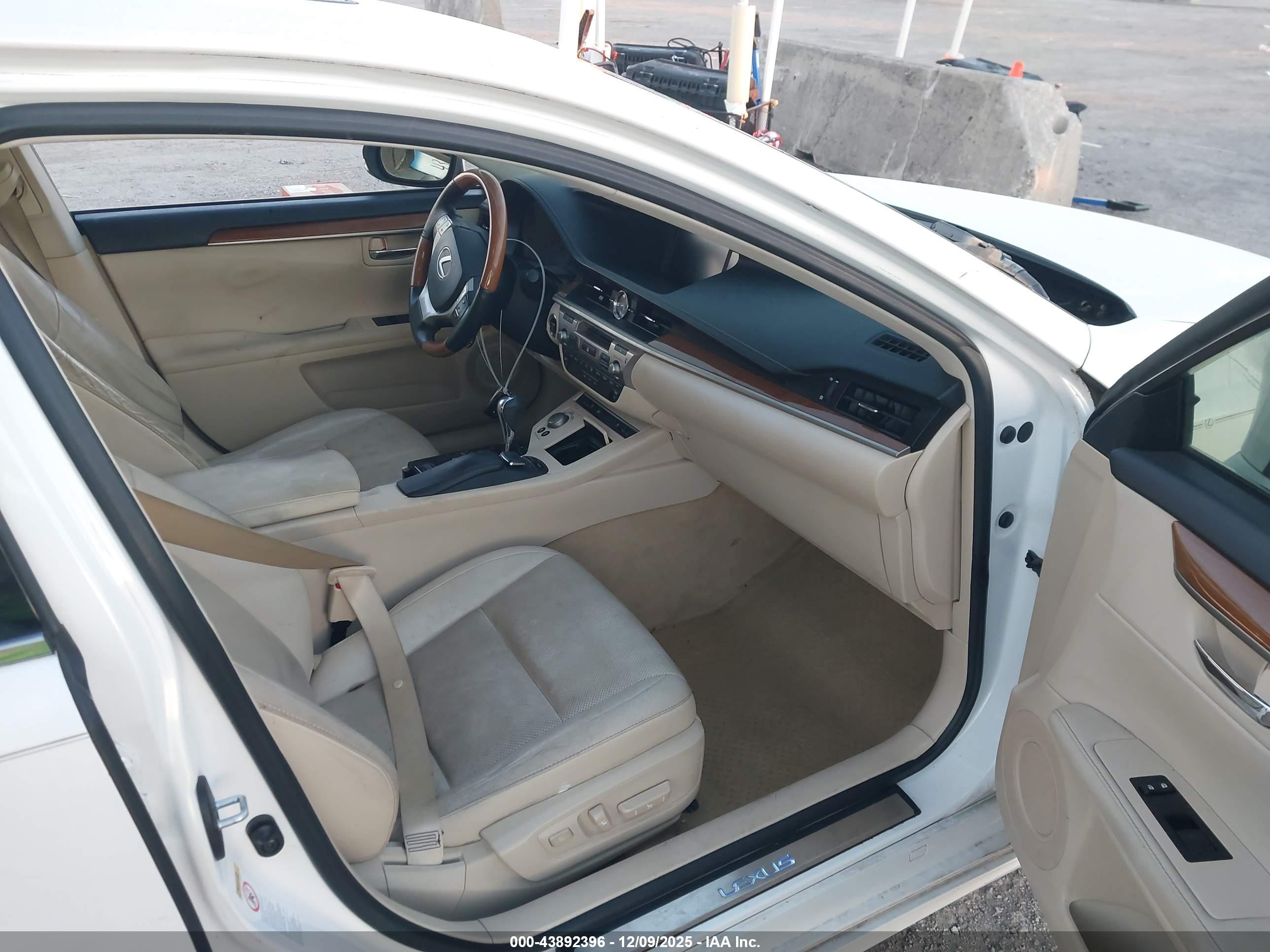 LEXUS ES image 5