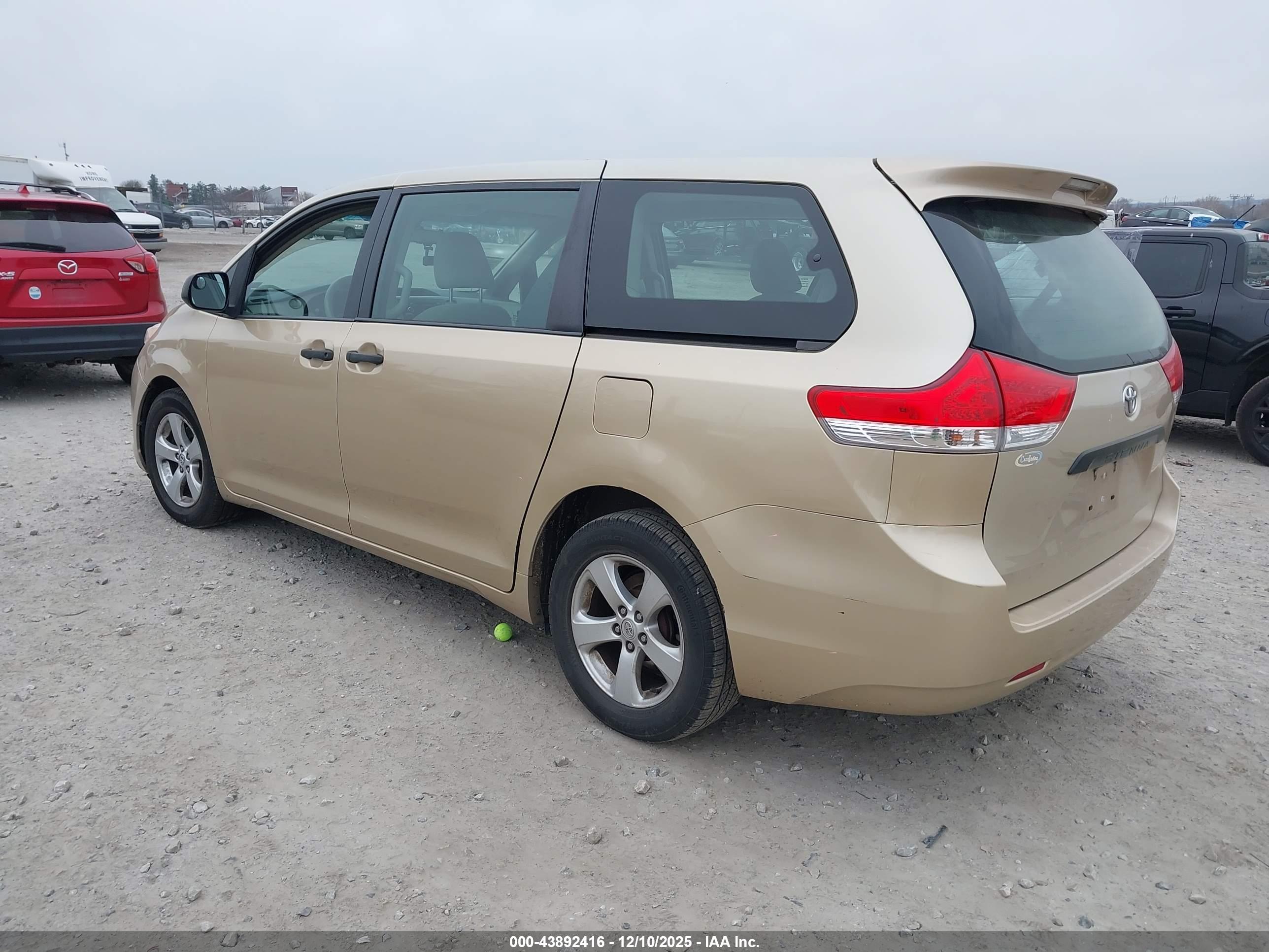 TOYOTA SIENNA image 3