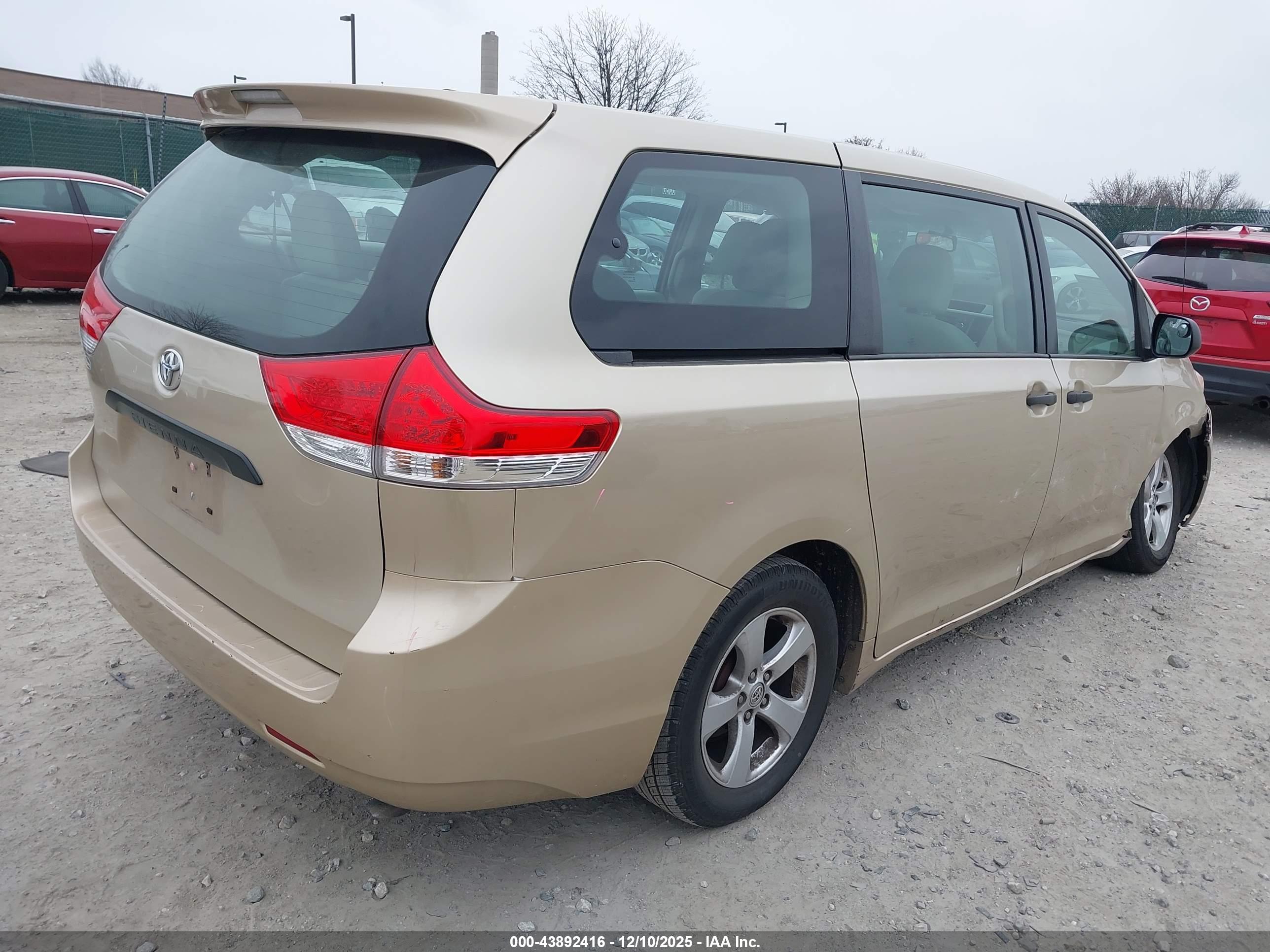 TOYOTA SIENNA image 4