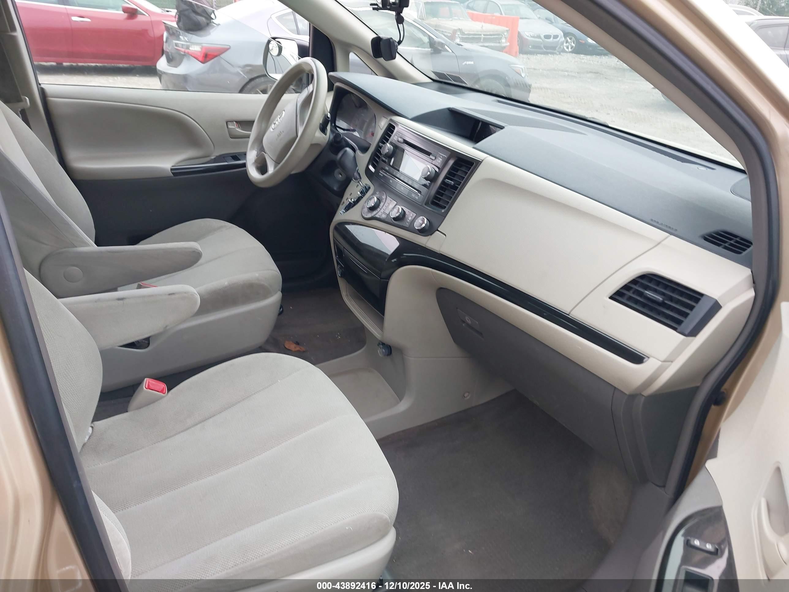 TOYOTA SIENNA image 5
