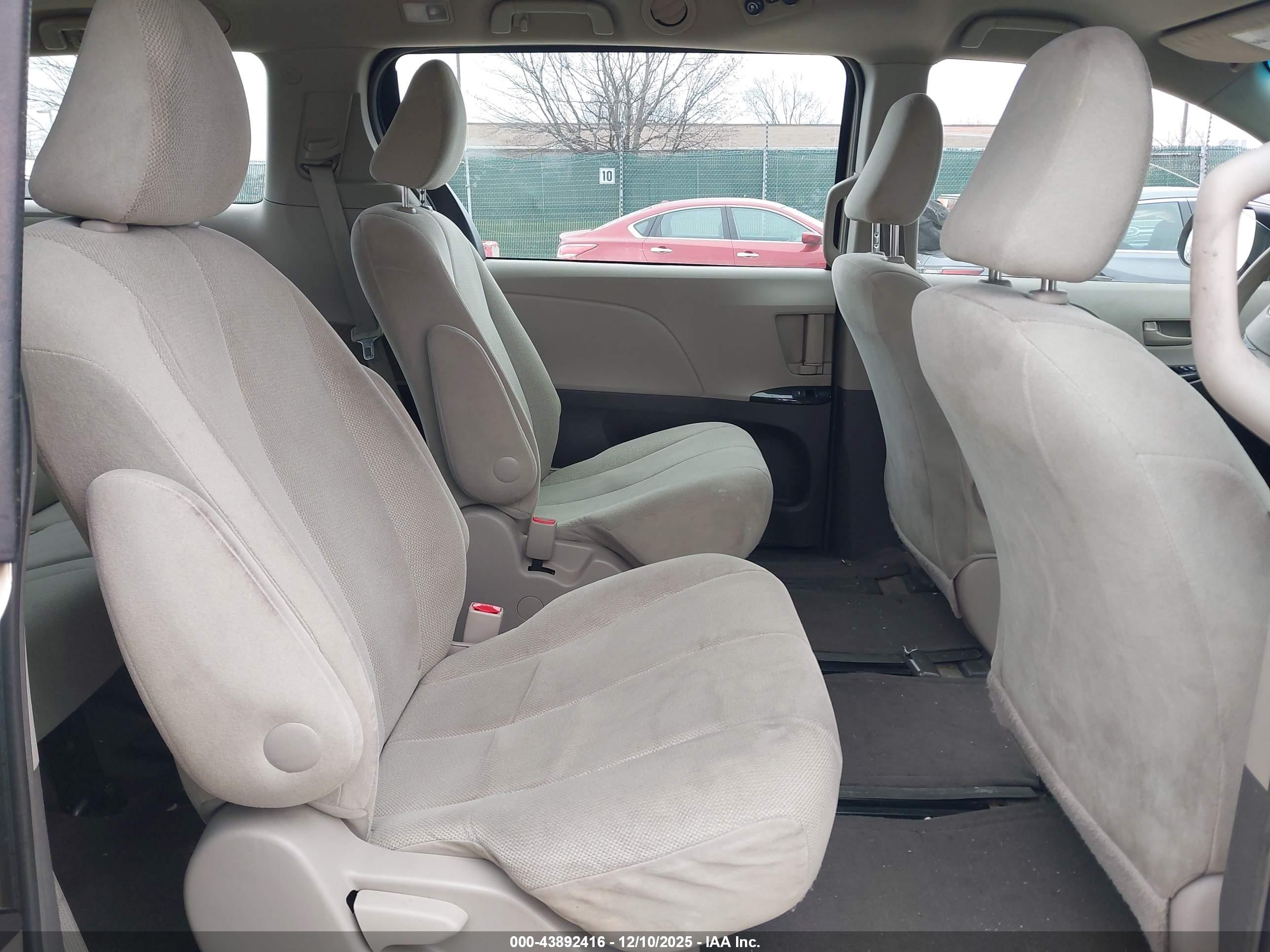 TOYOTA SIENNA image 8