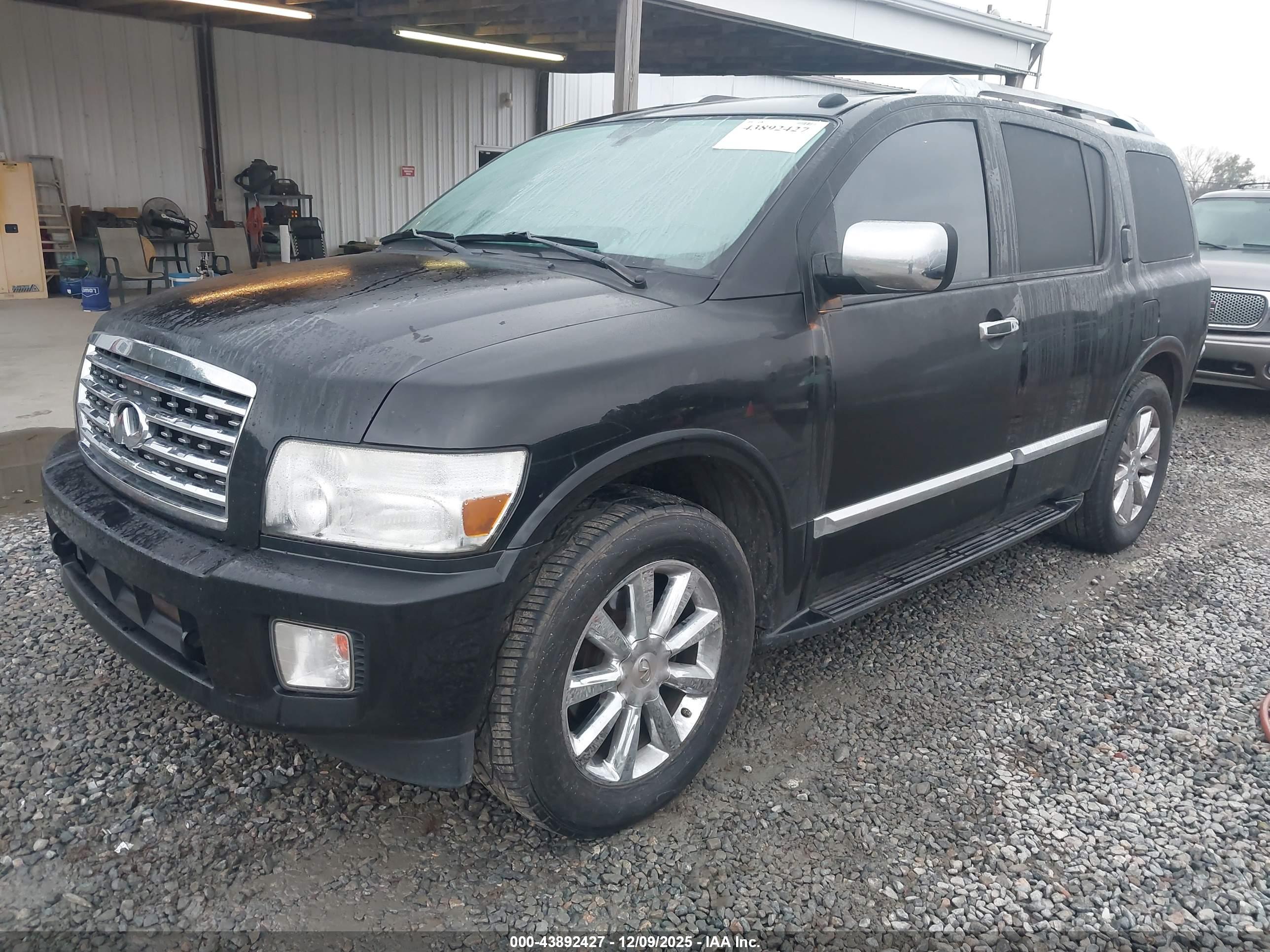 INFINITI QX56 image 2