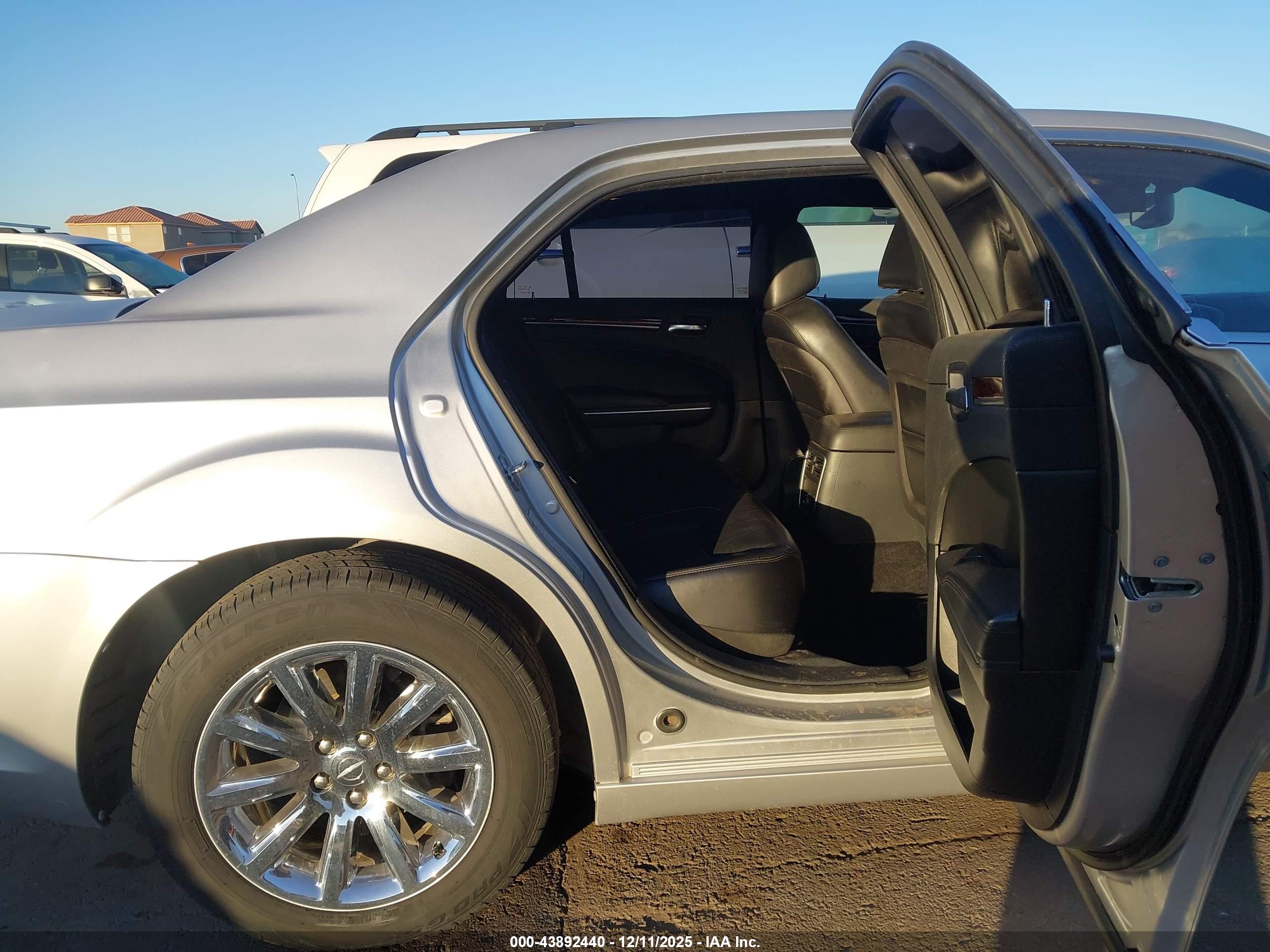 CHRYSLER 300 image 8