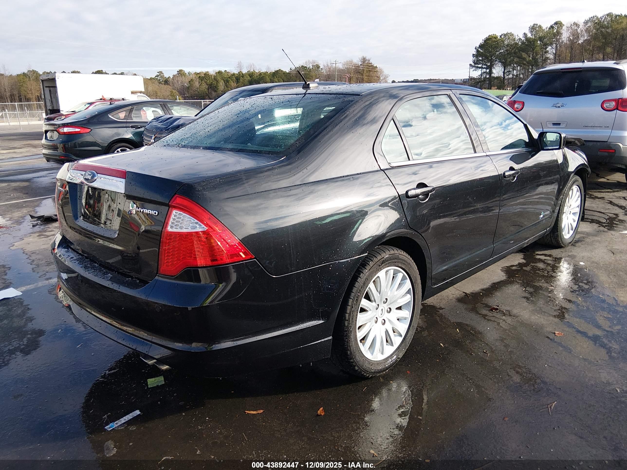 FORD FUSION image 4