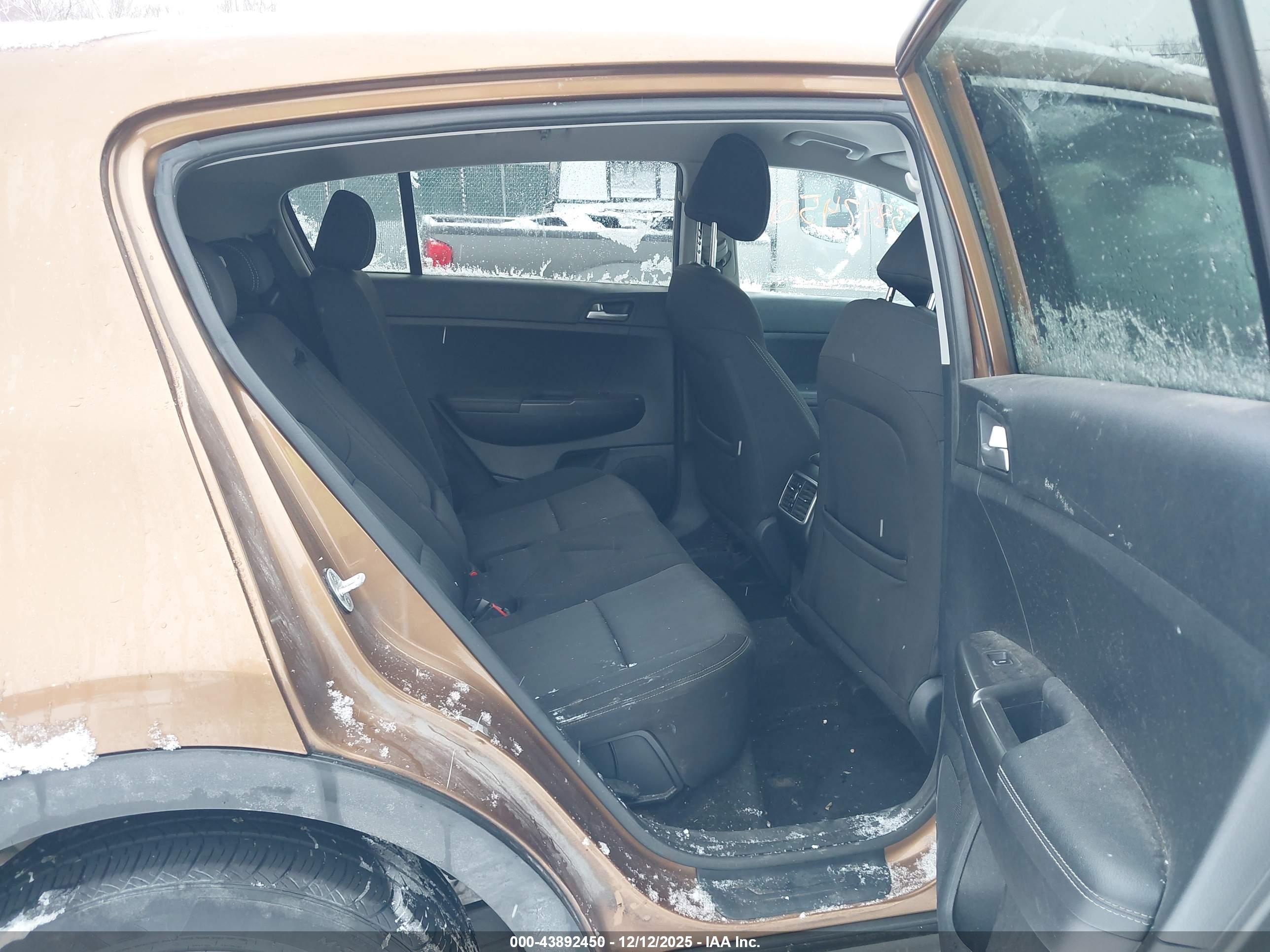 KIA SPORTAGE image 8