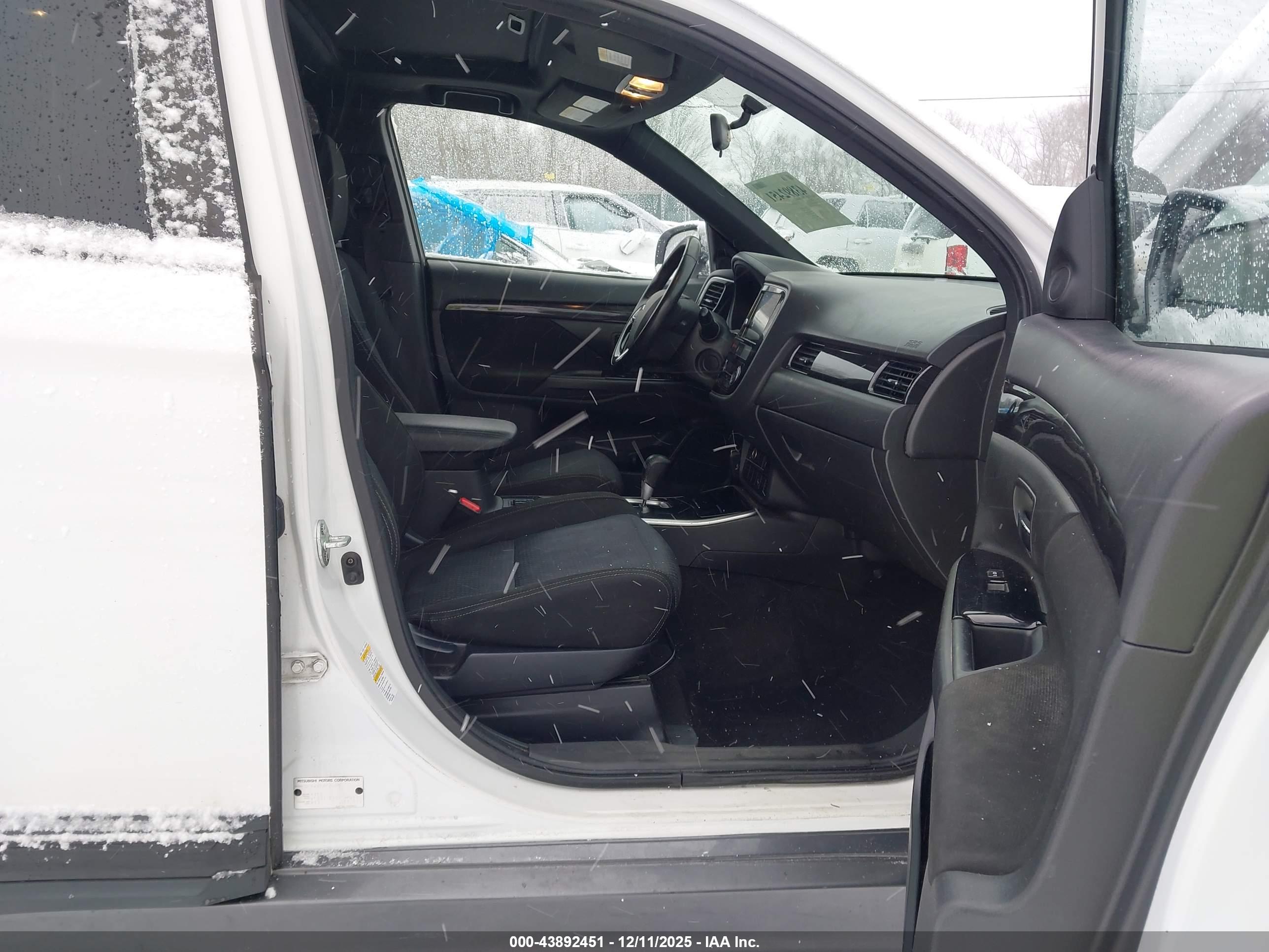MITSUBISHI OUTLANDER image 5