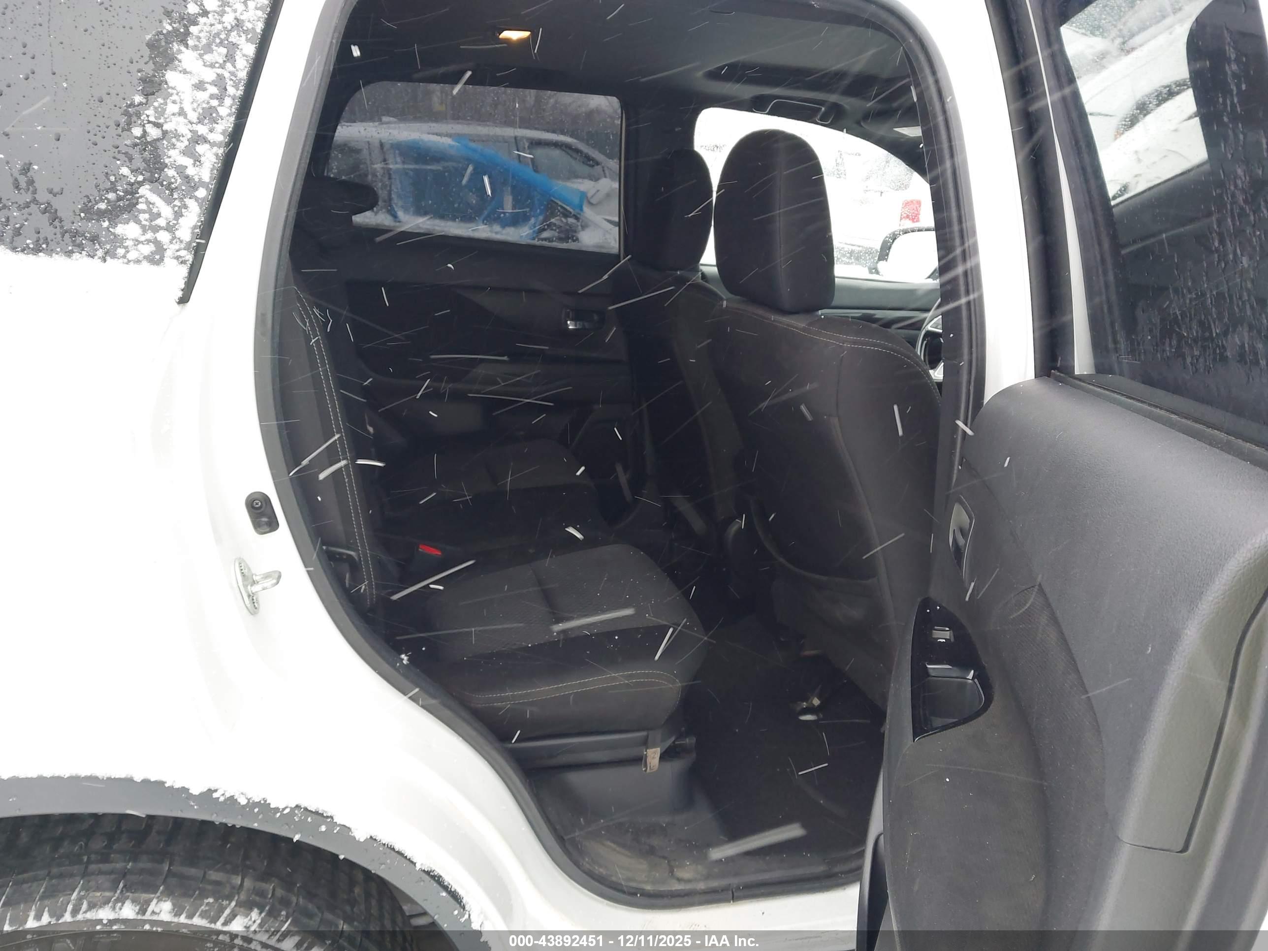 MITSUBISHI OUTLANDER image 8