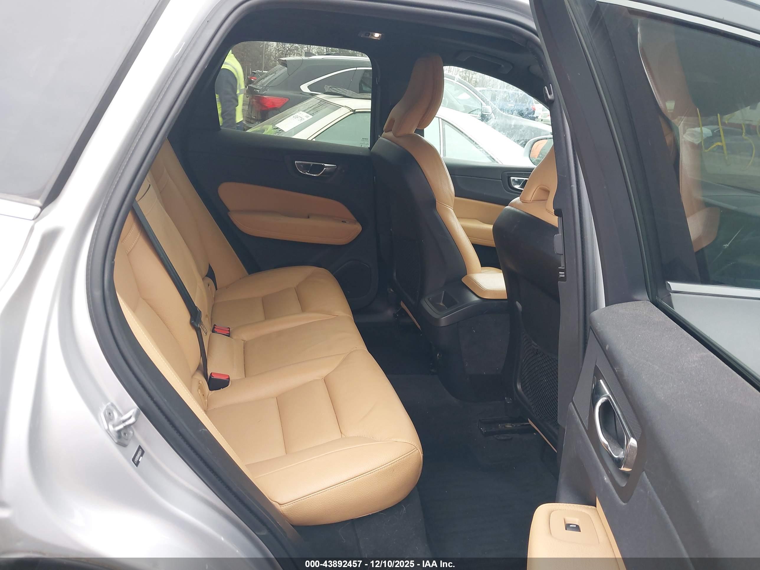 VOLVO XC60 image 8