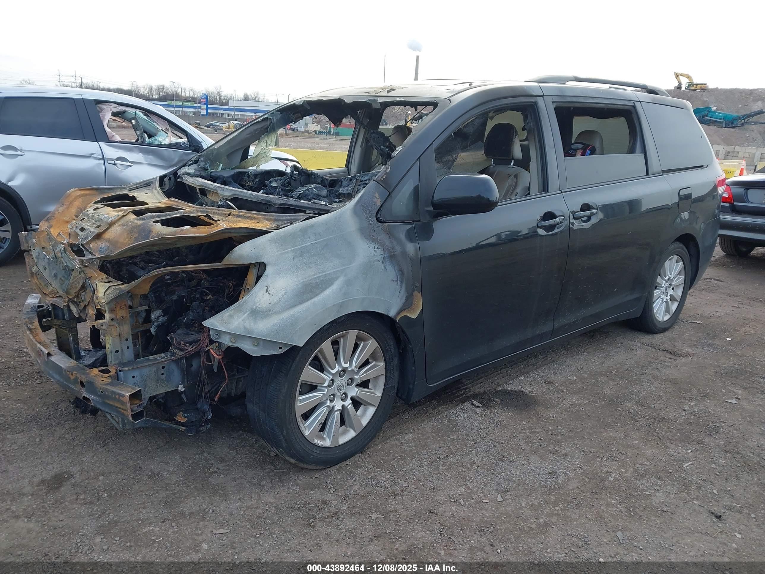 TOYOTA SIENNA image 2
