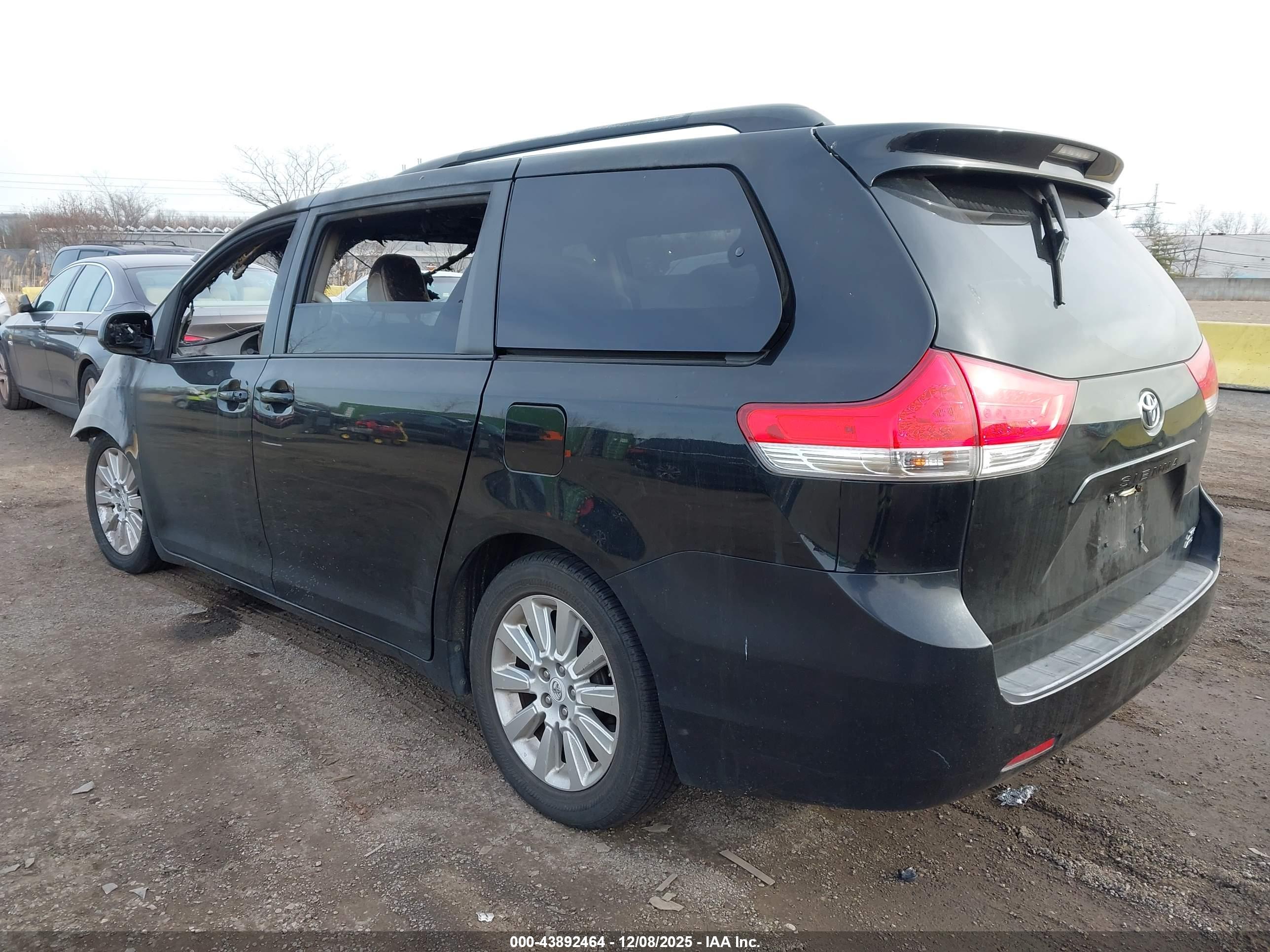 TOYOTA SIENNA image 3
