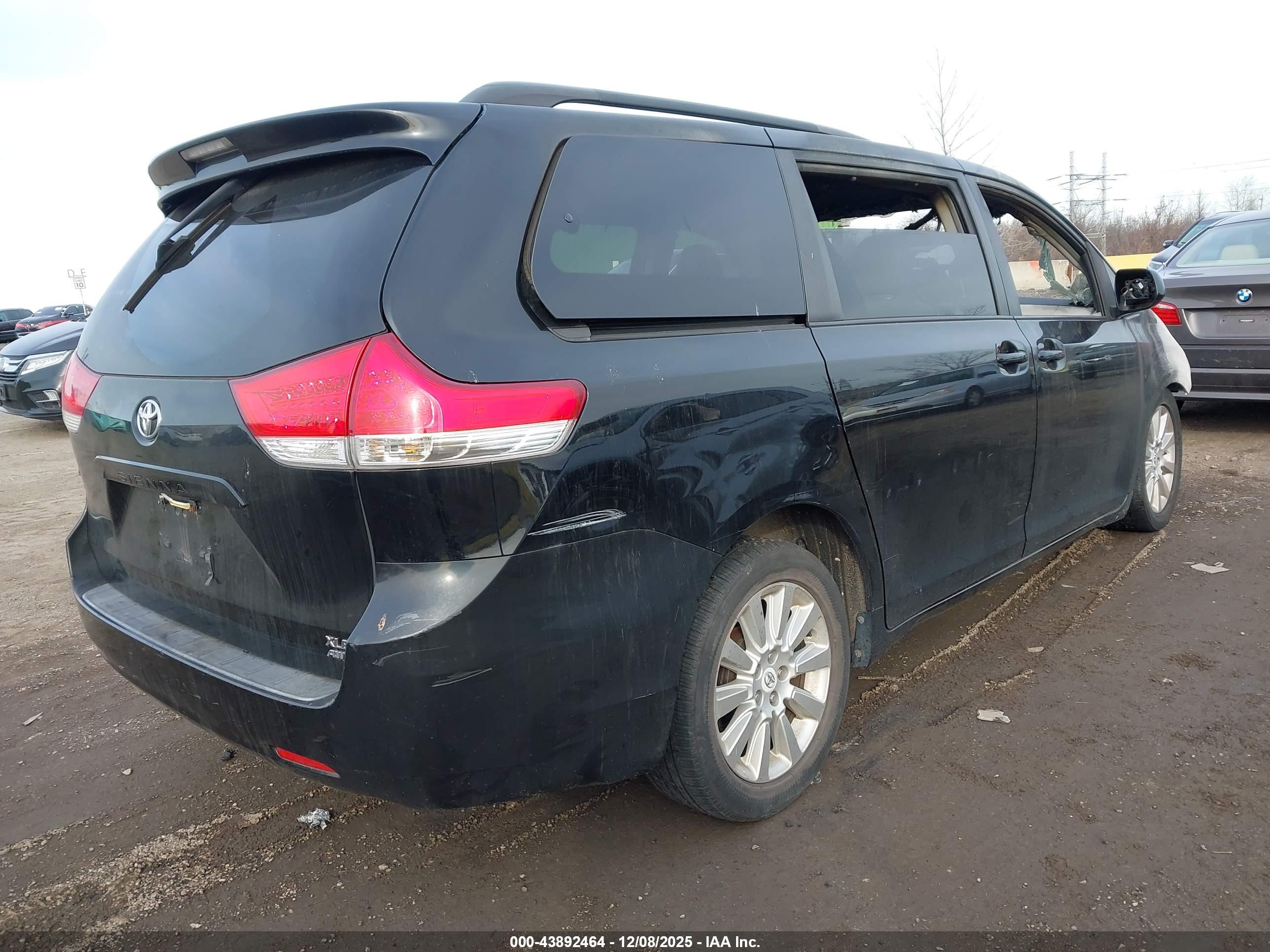 TOYOTA SIENNA image 4