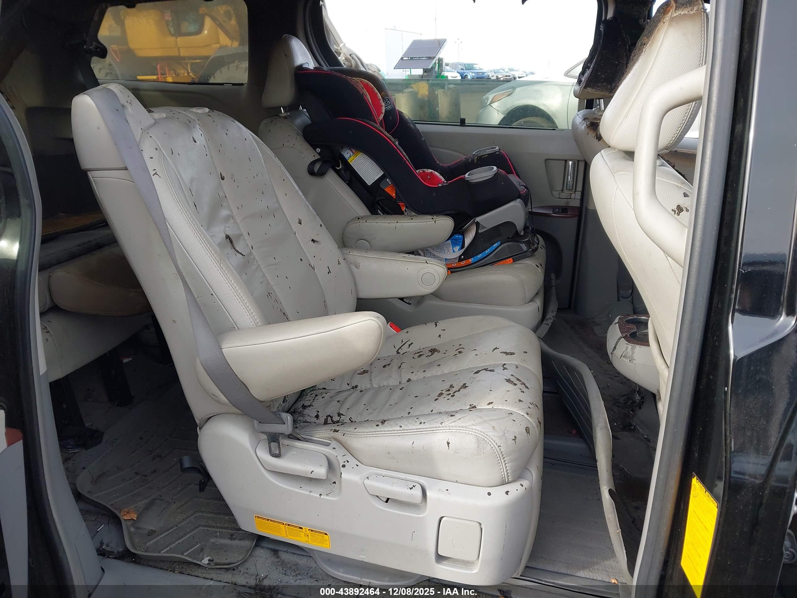 TOYOTA SIENNA image 8