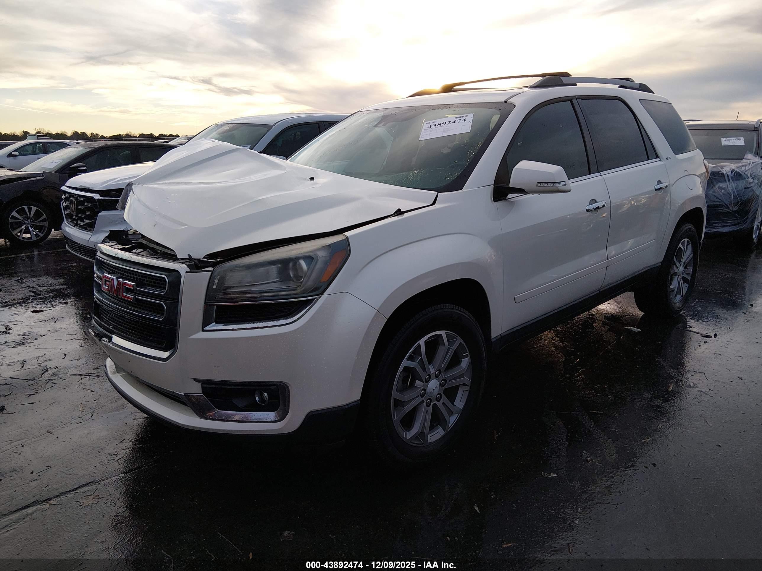 GMC ACADIA image 2