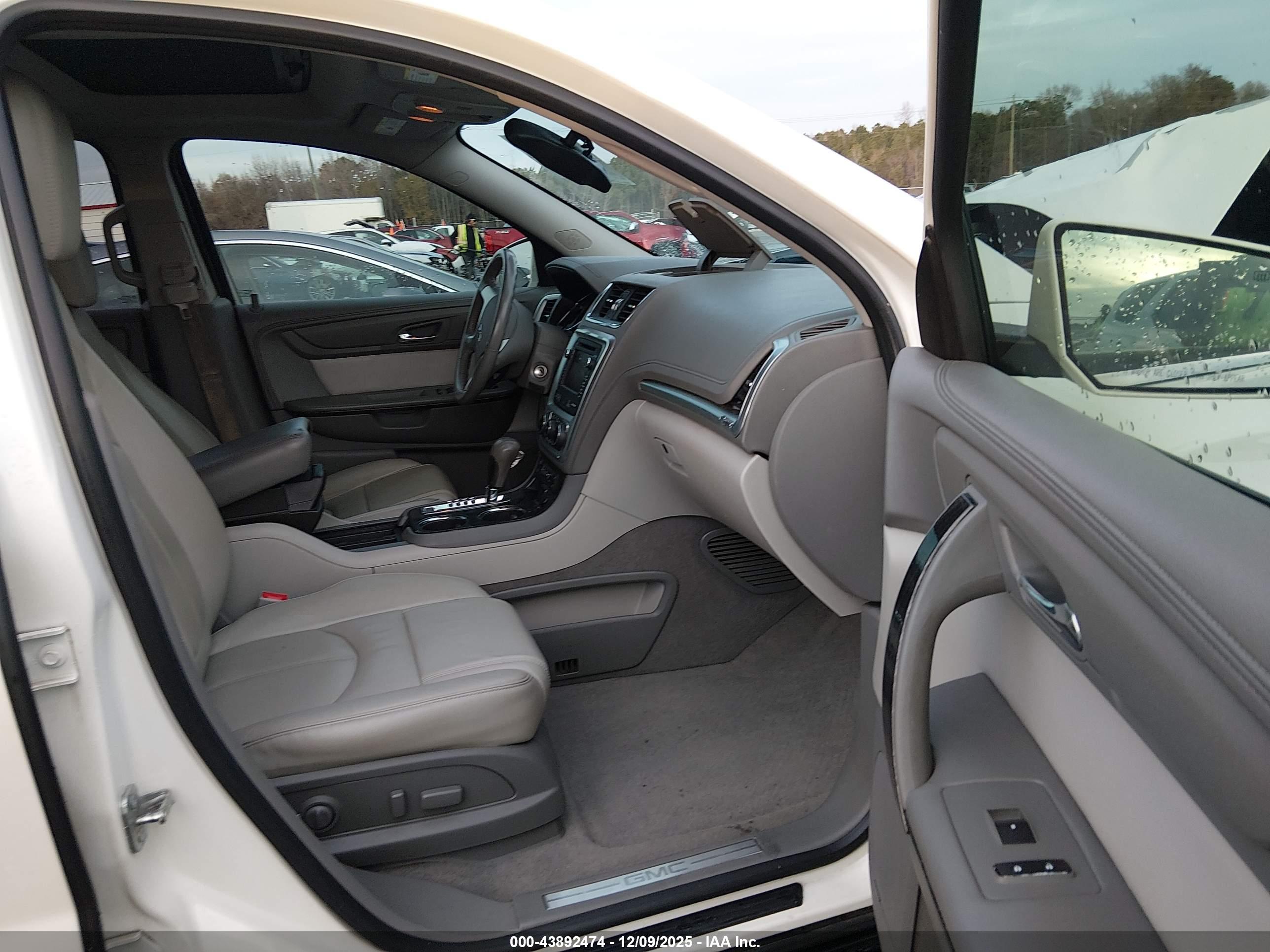 GMC ACADIA image 5