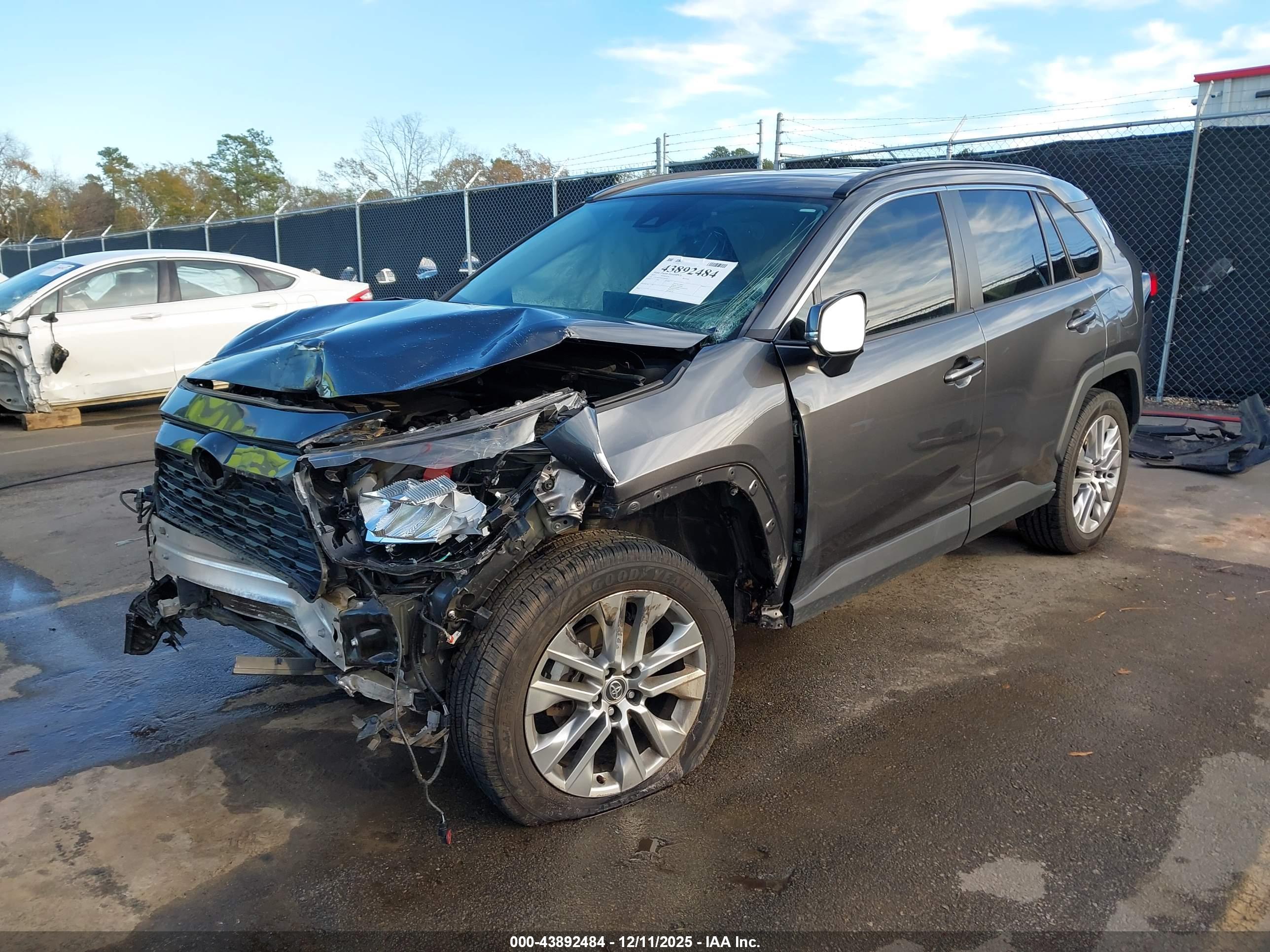 TOYOTA RAV4 image 2