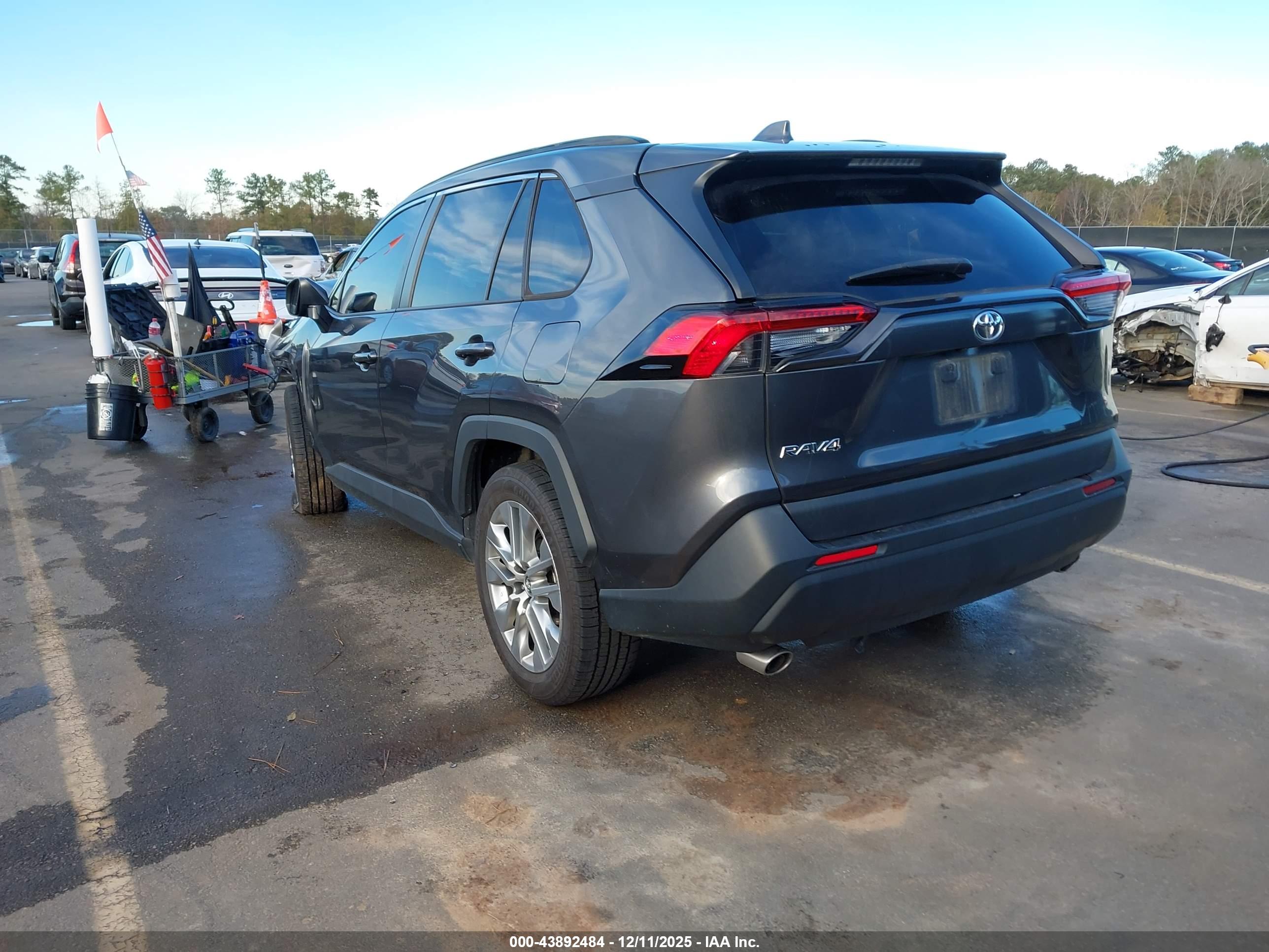 TOYOTA RAV4 image 3
