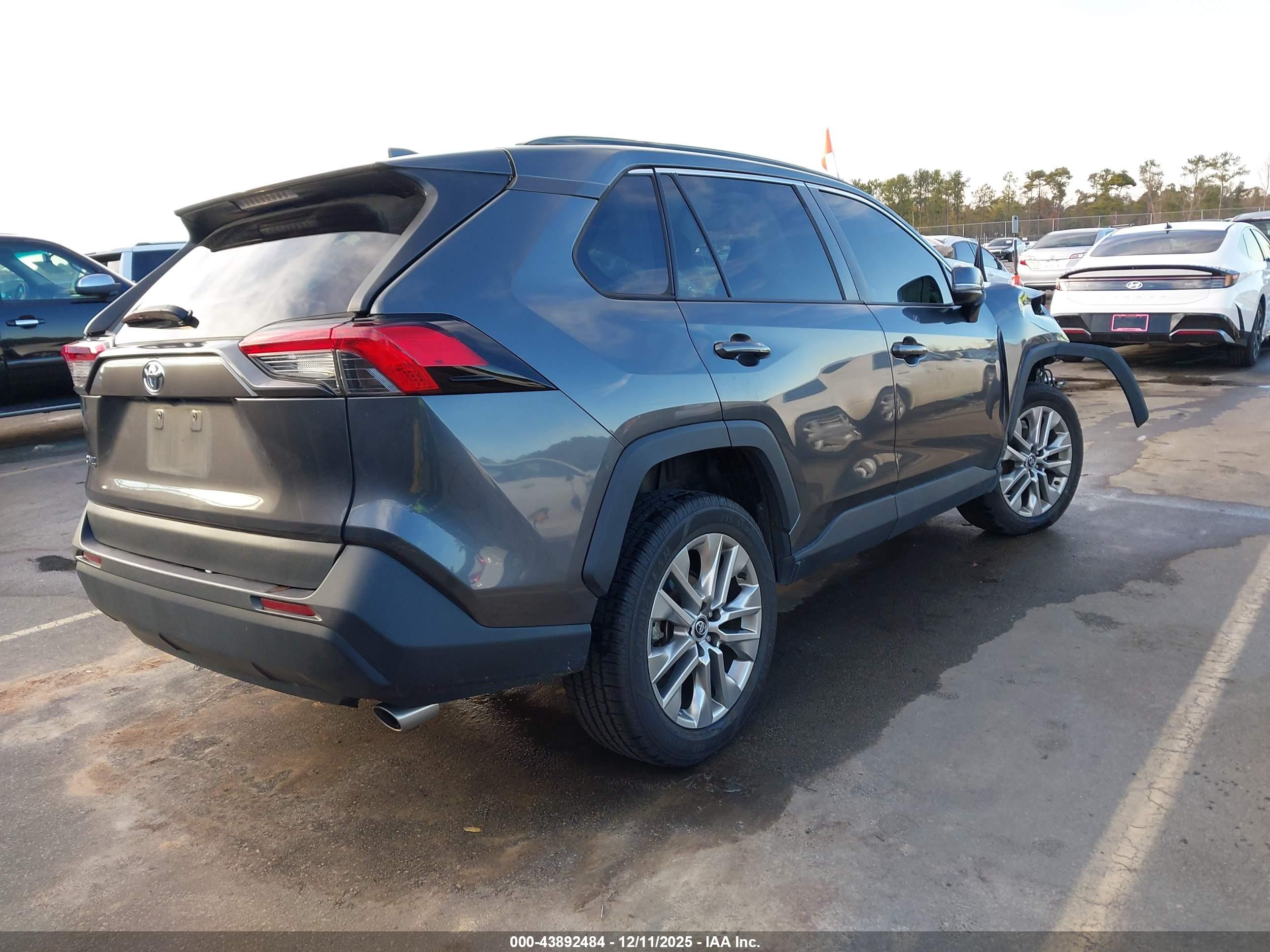 TOYOTA RAV4 image 4