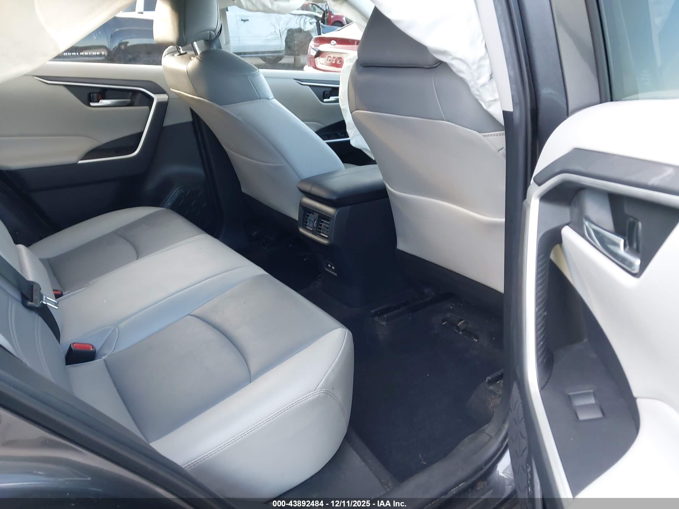 TOYOTA RAV4 image 8