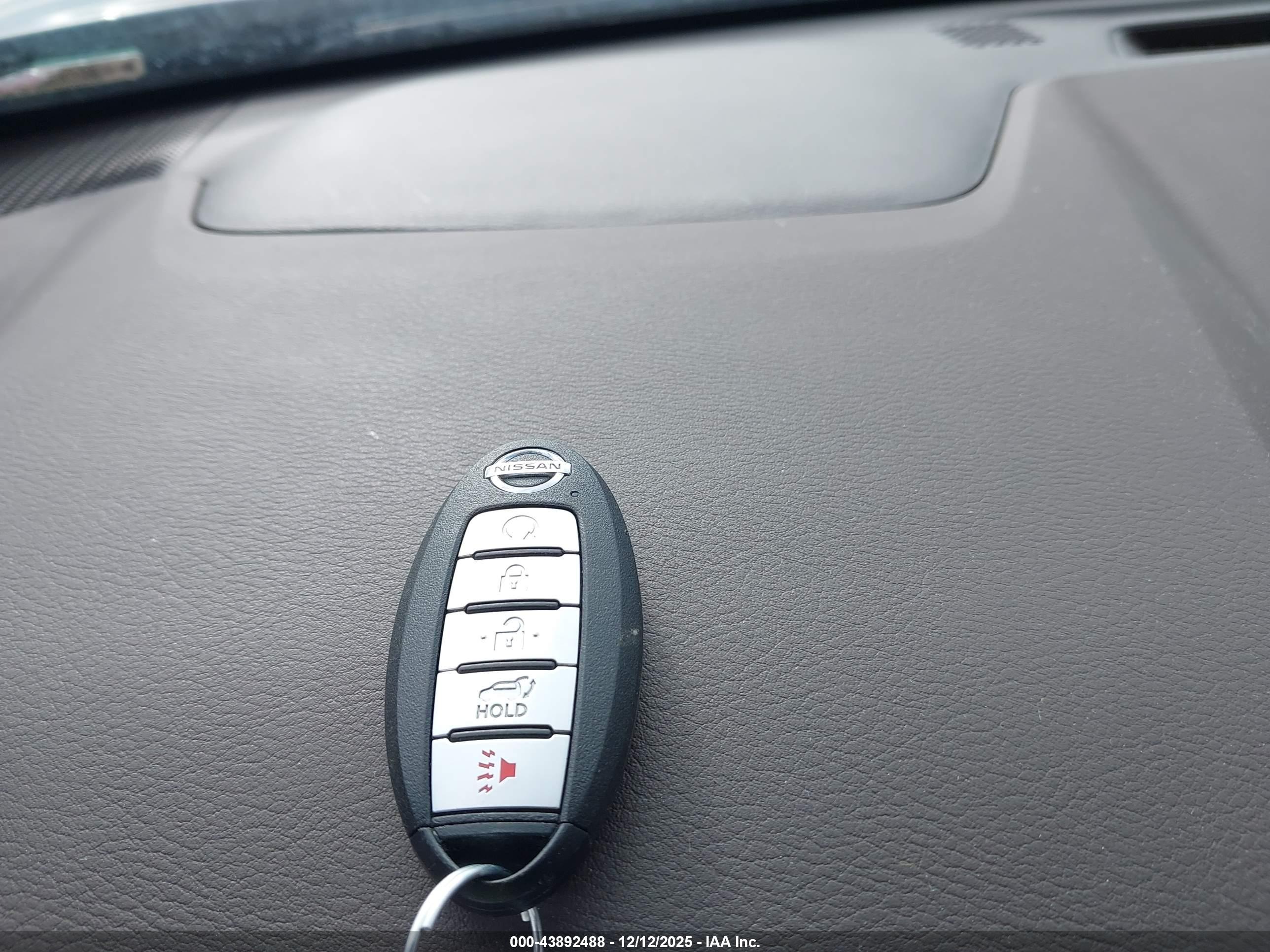 NISSAN ROGUE image 11