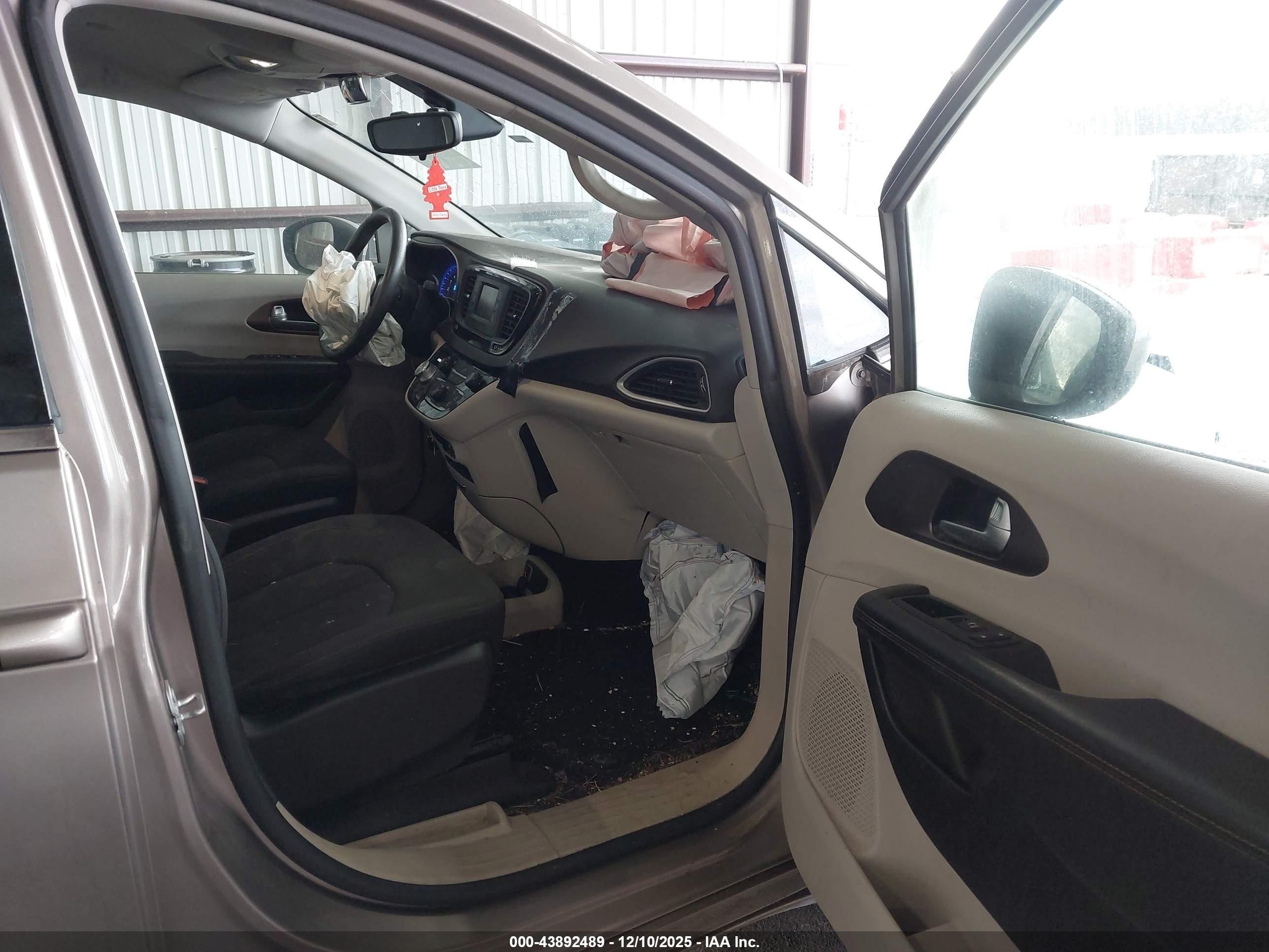 CHRYSLER PACIFICA image 5