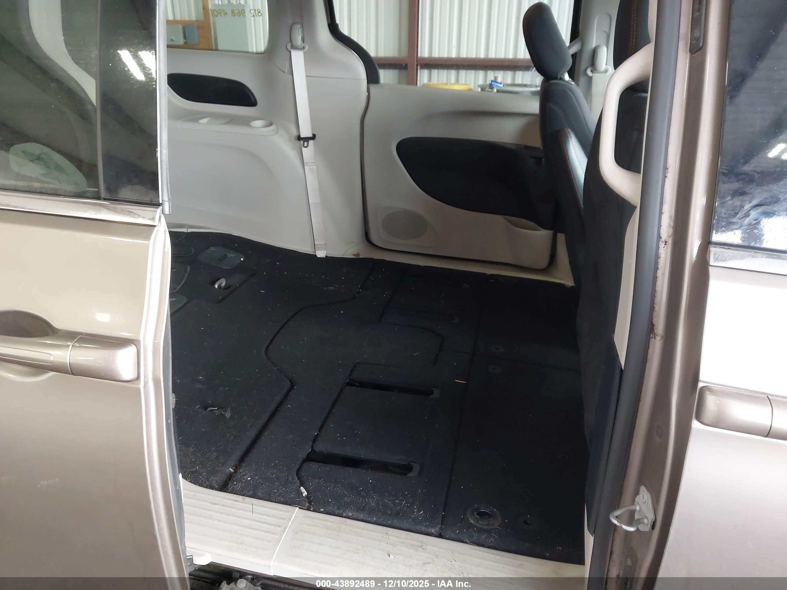 CHRYSLER PACIFICA image 8