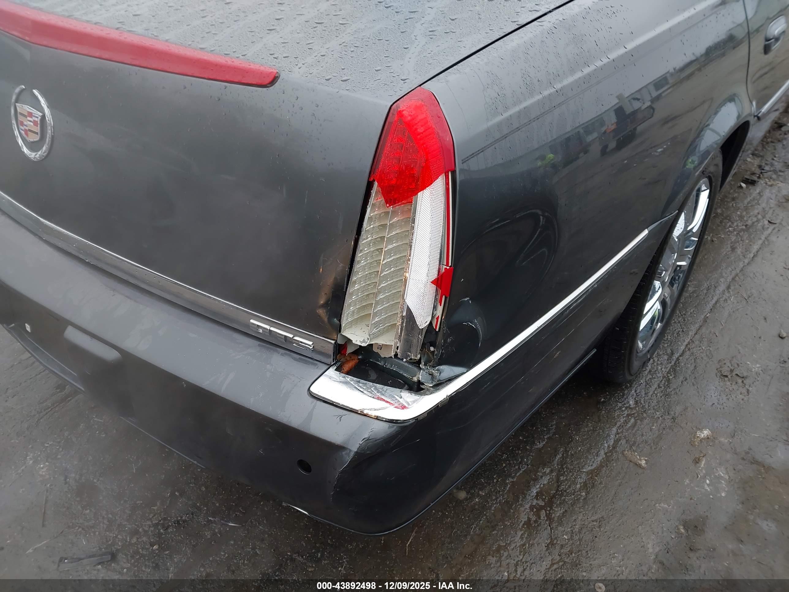 CADILLAC DTS image 6