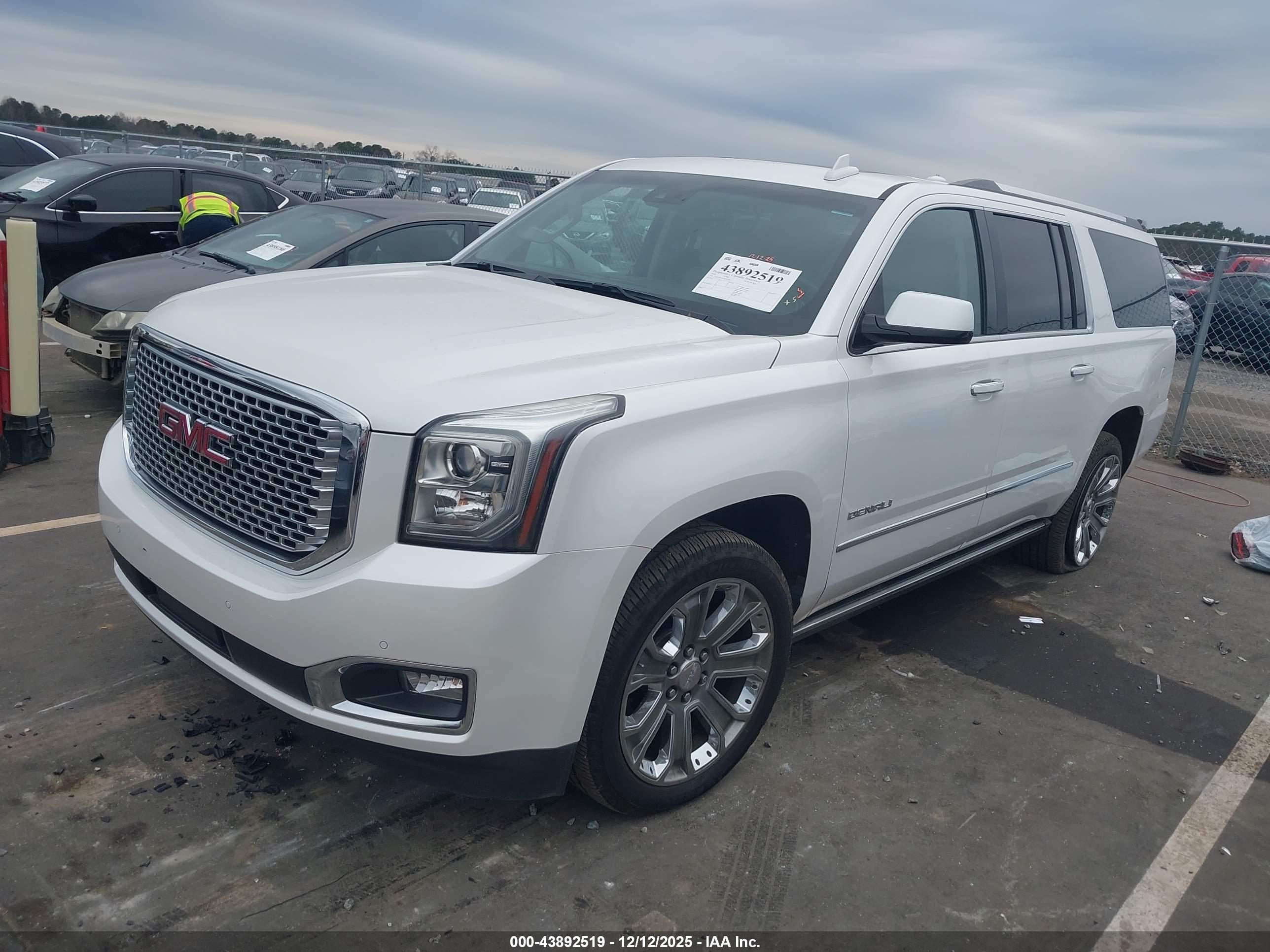 GMC YUKON image 2