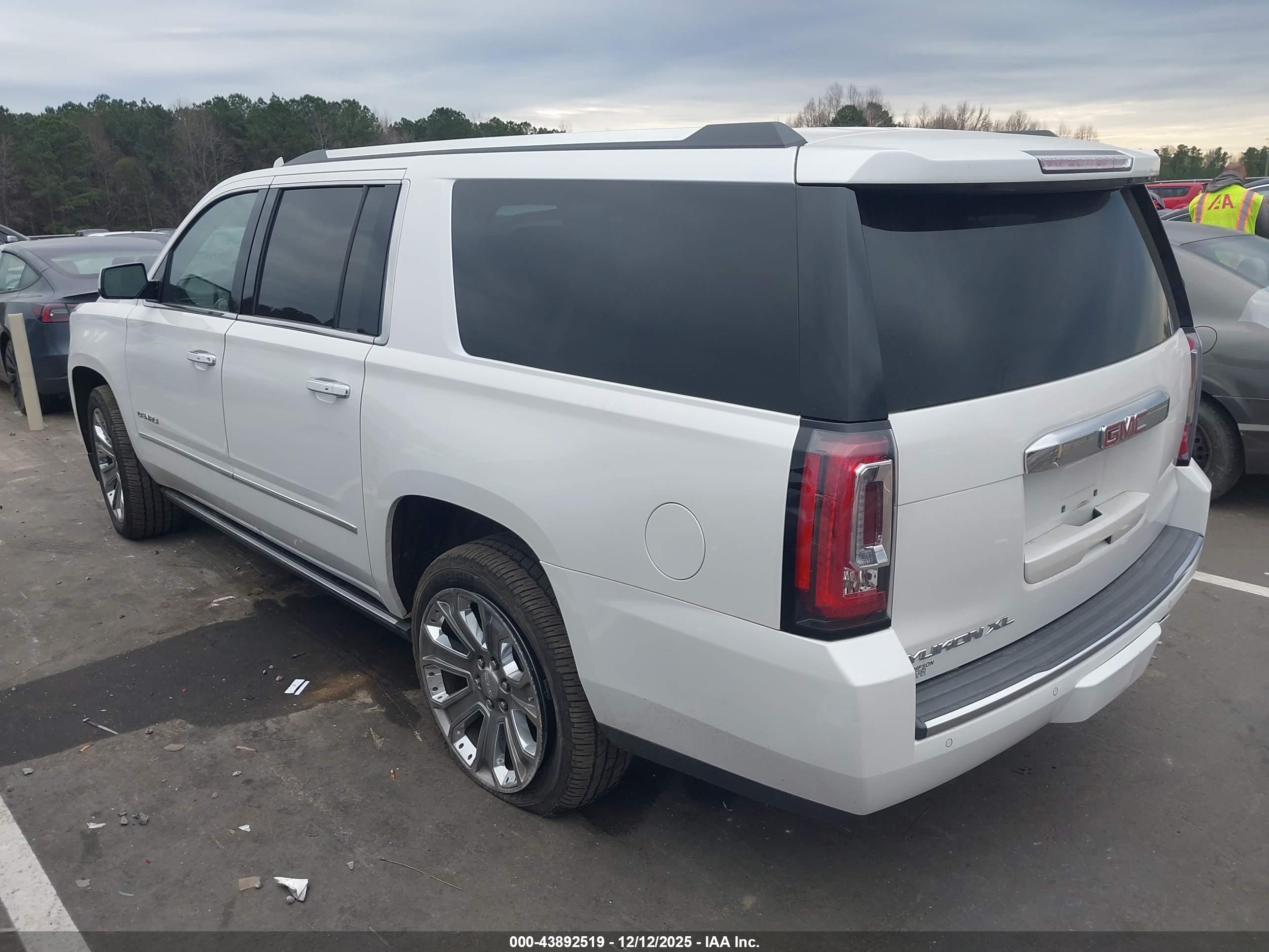 GMC YUKON image 3