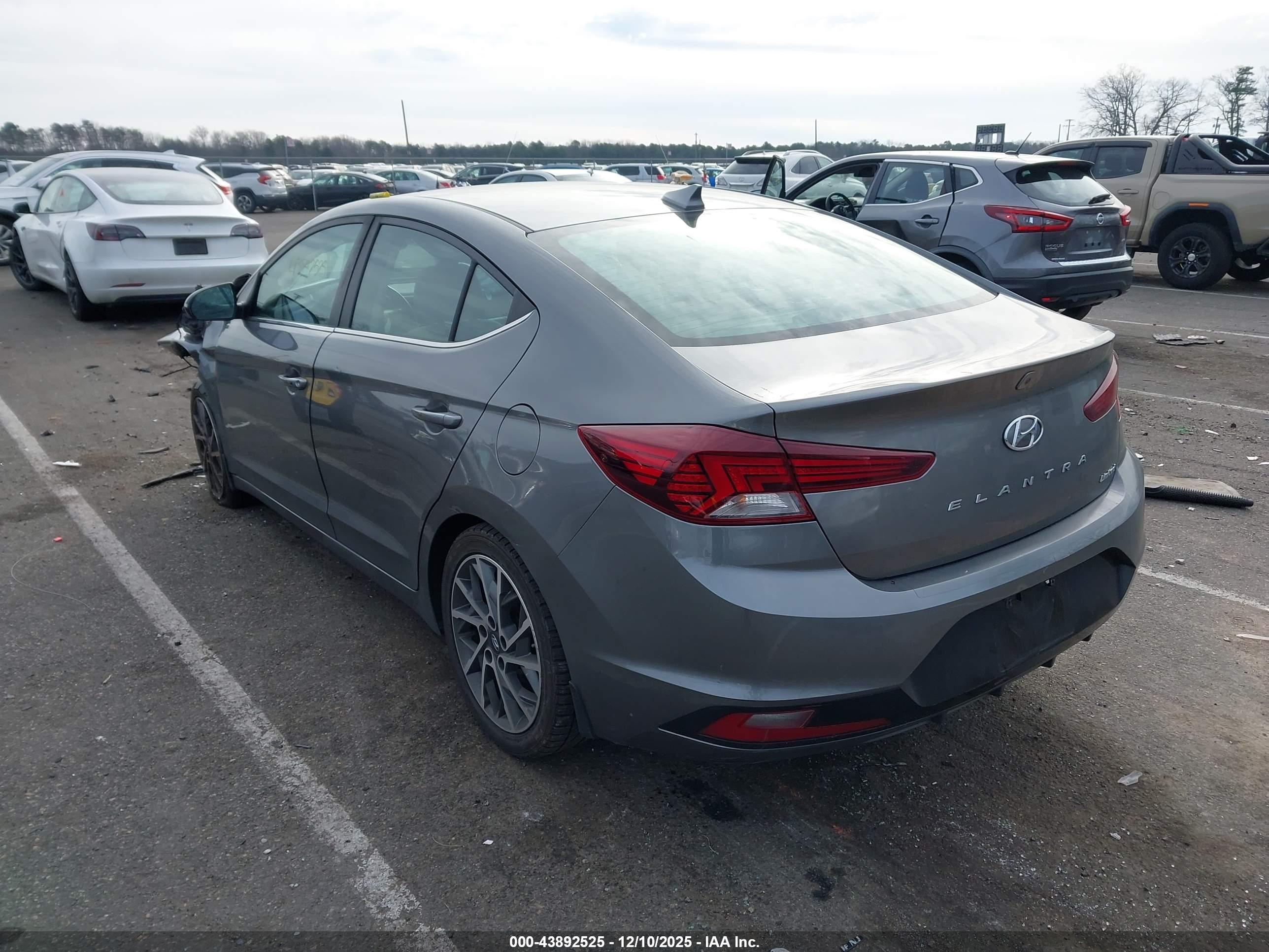 HYUNDAI ELANTRA image 3