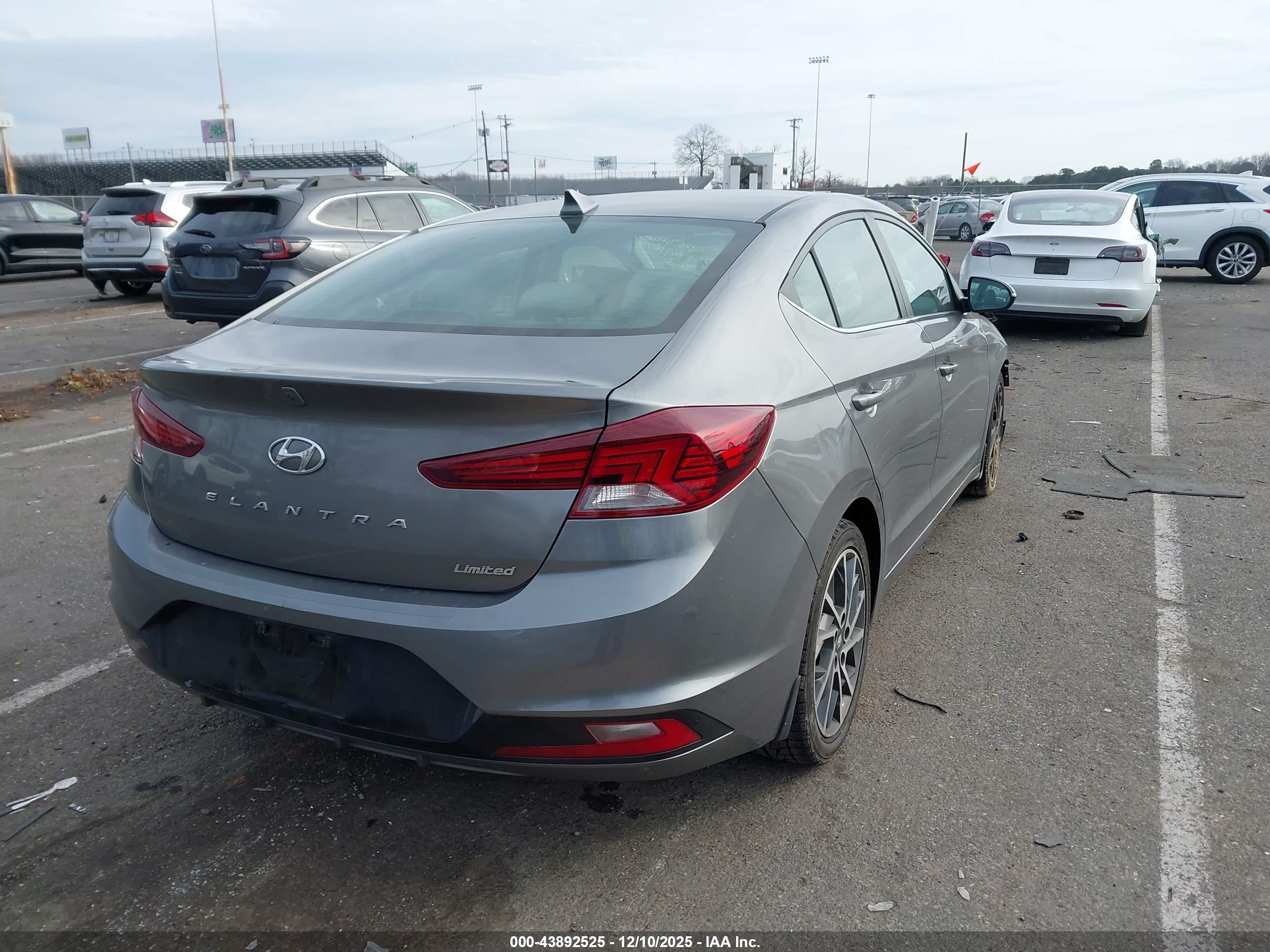 HYUNDAI ELANTRA image 4