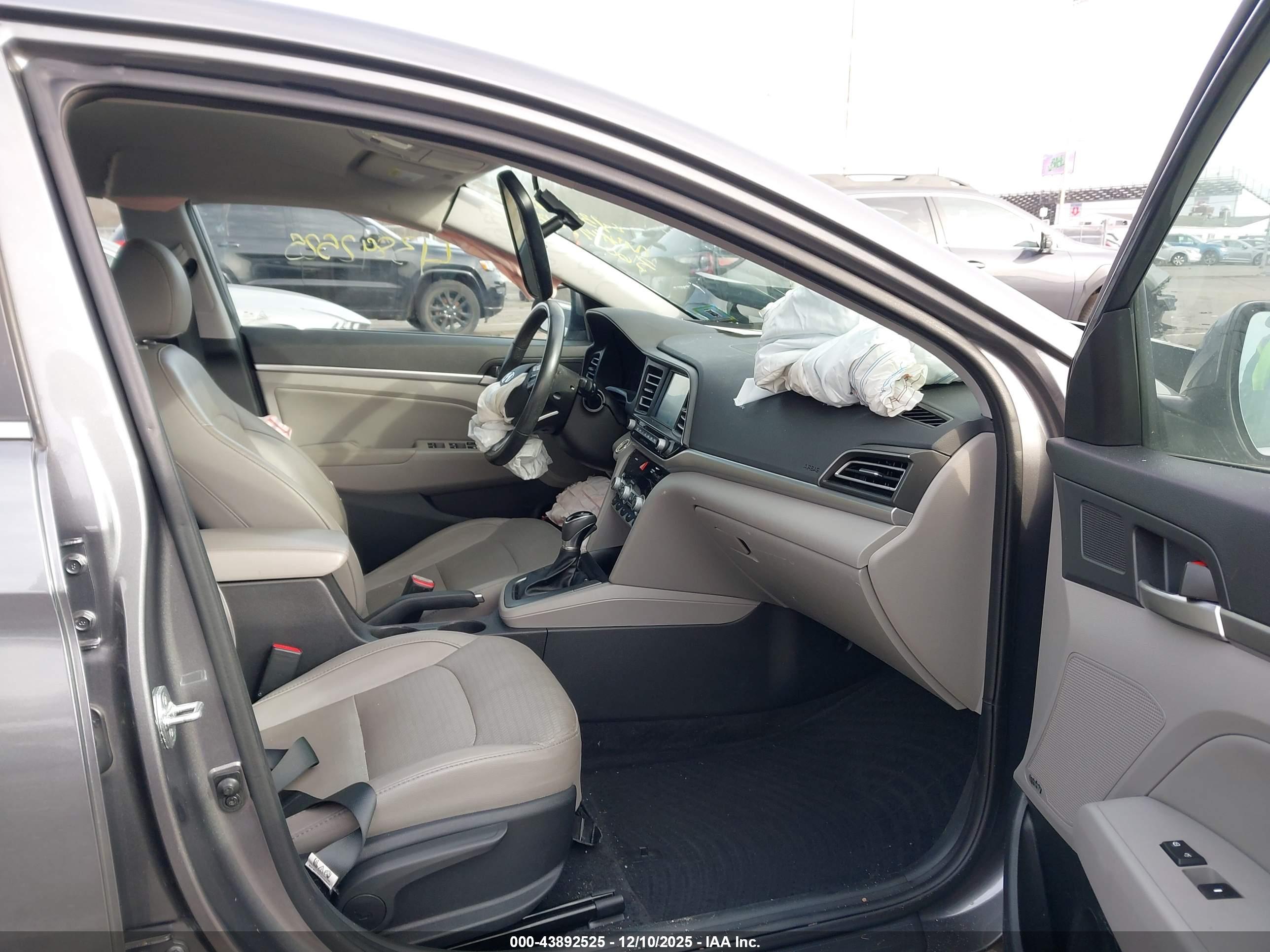 HYUNDAI ELANTRA image 5