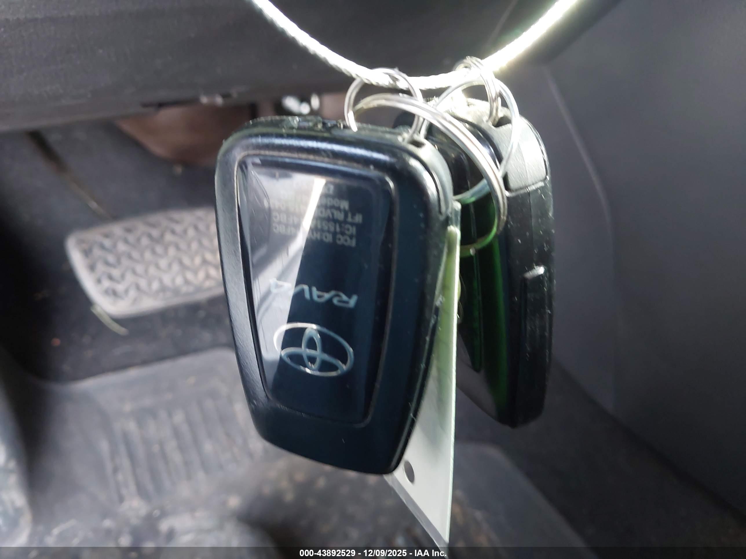 TOYOTA RAV4 image 11