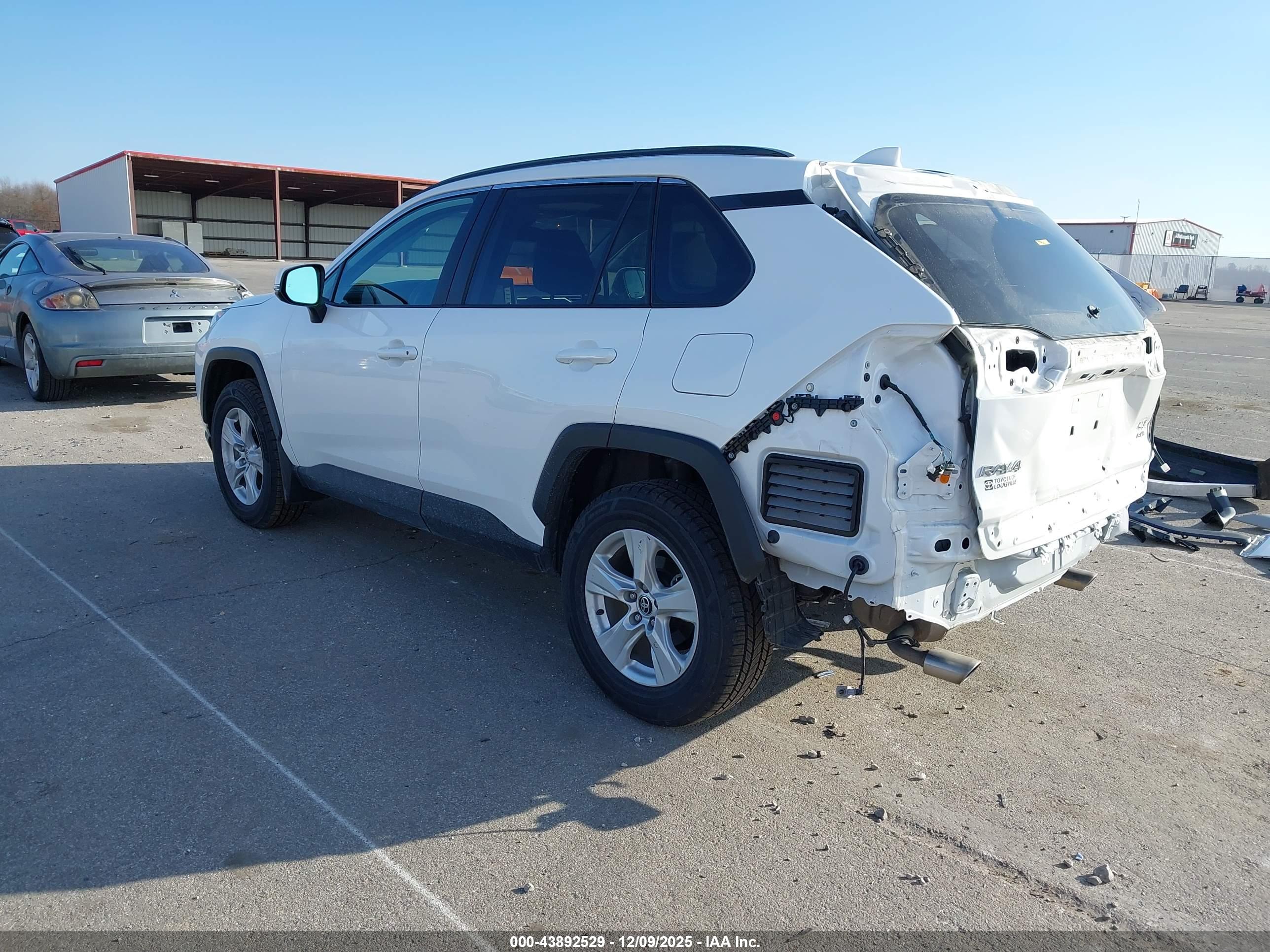 TOYOTA RAV4 image 3