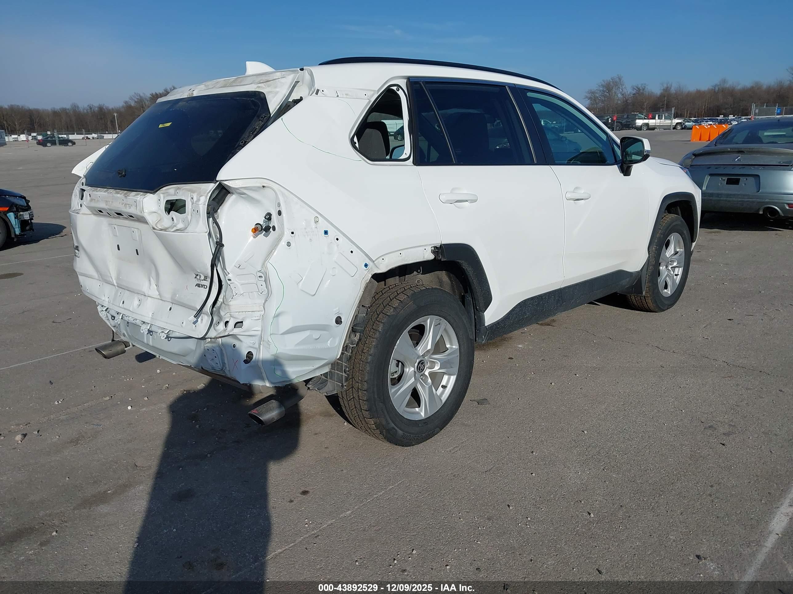 TOYOTA RAV4 image 4