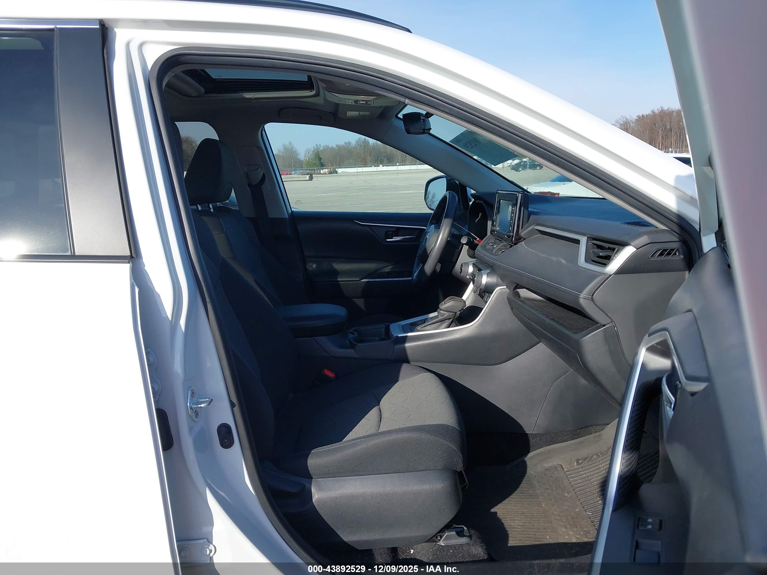 TOYOTA RAV4 image 5