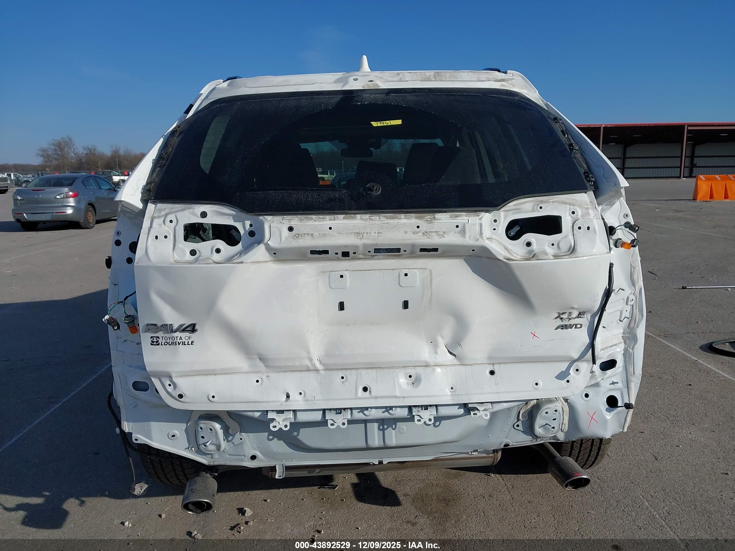 TOYOTA RAV4 image 6