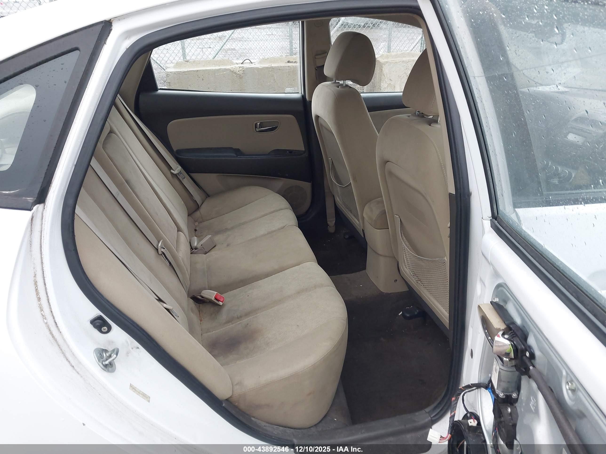 HYUNDAI ELANTRA image 8