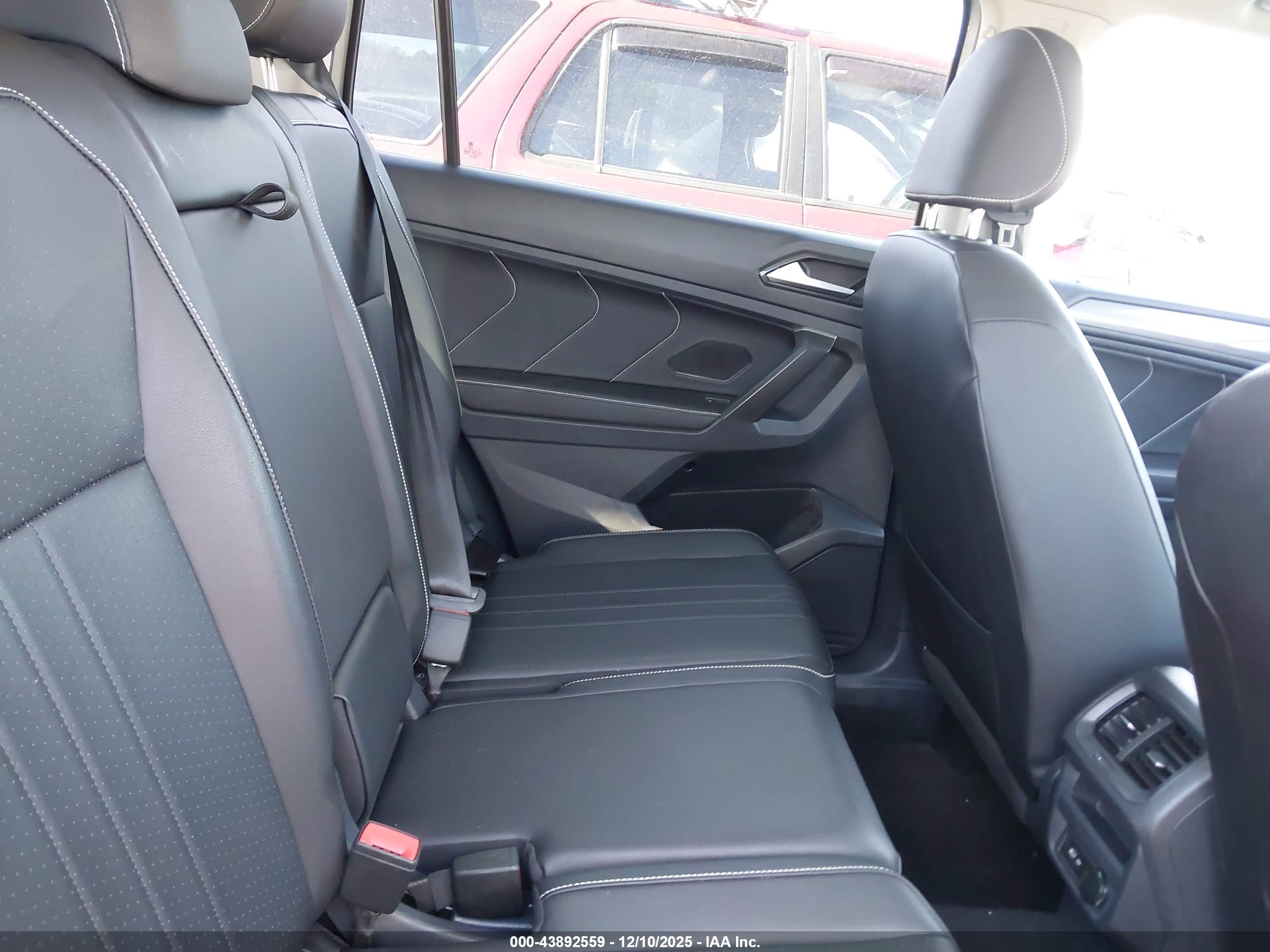 VOLKSWAGEN TIGUAN image 8