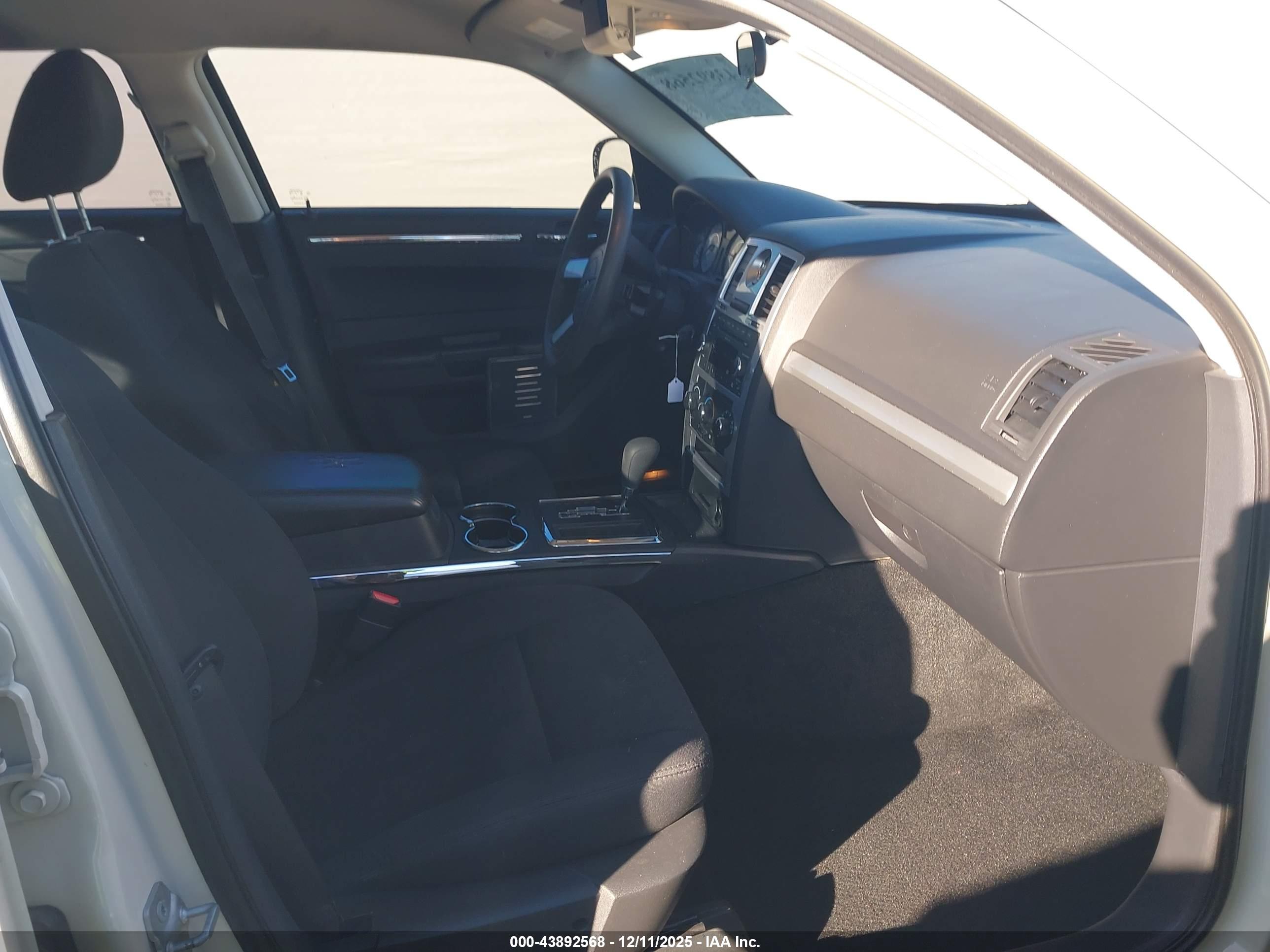 CHRYSLER 300 image 5