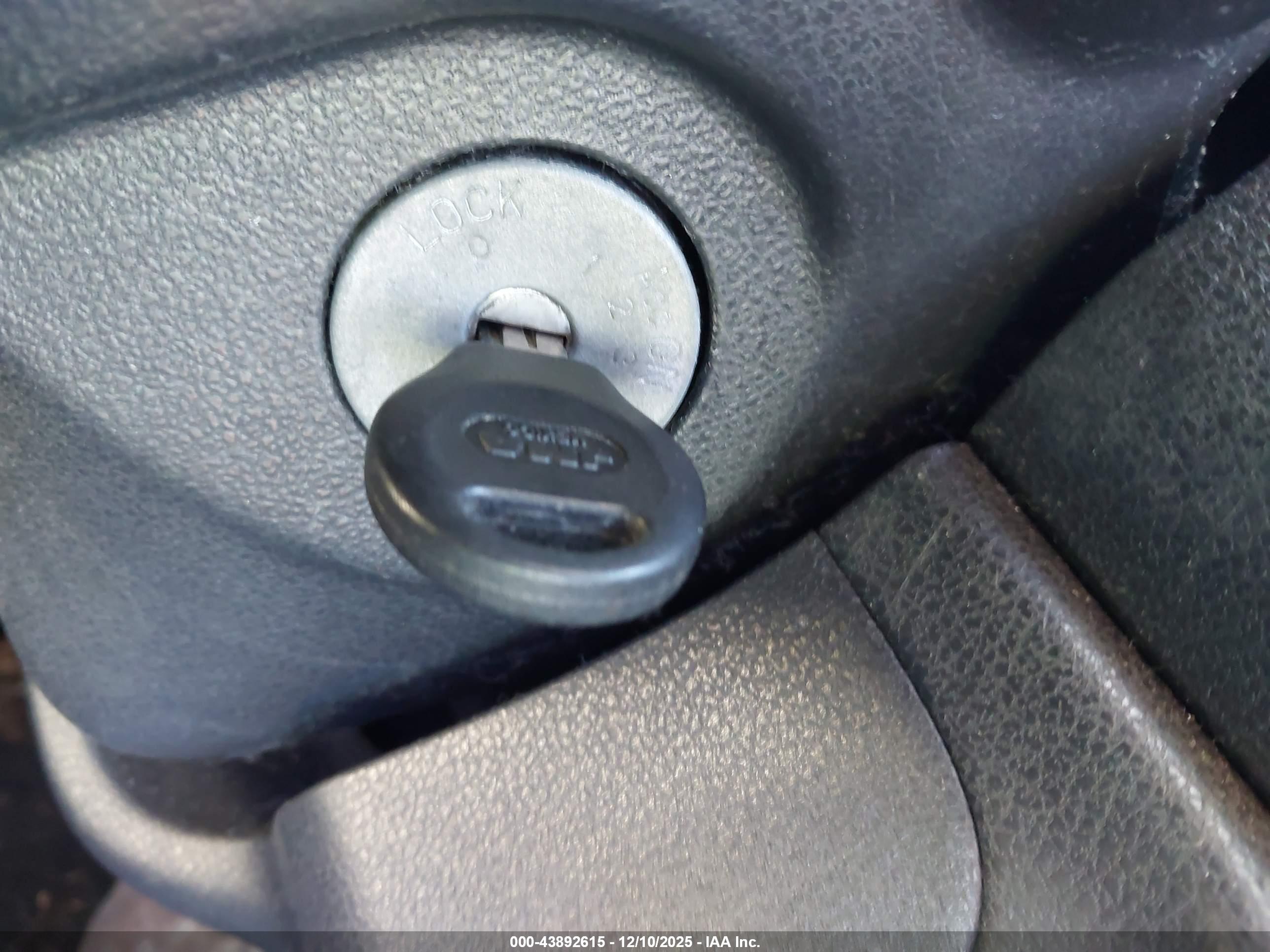 NISSAN VERSA image 11