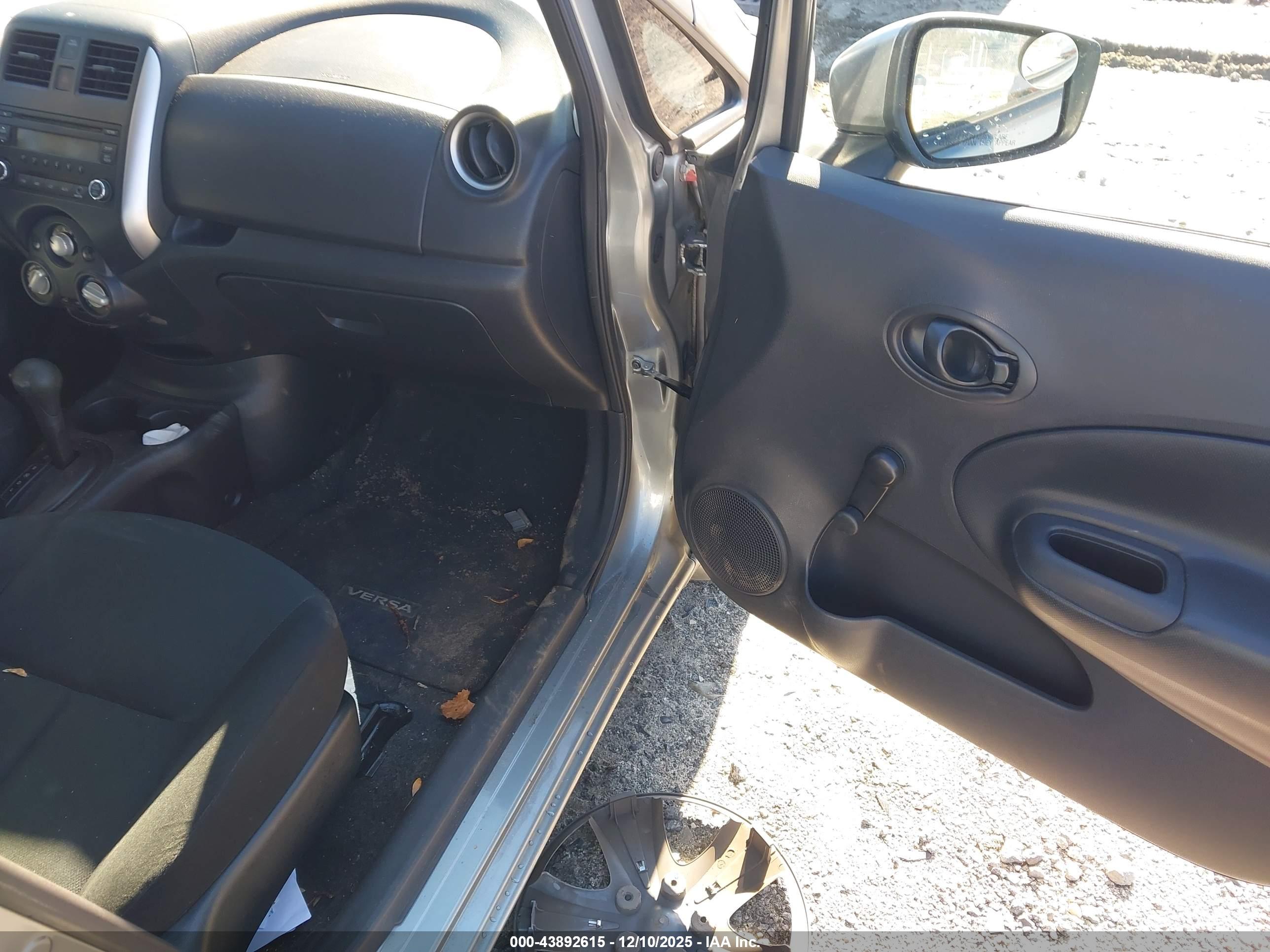 NISSAN VERSA image 5