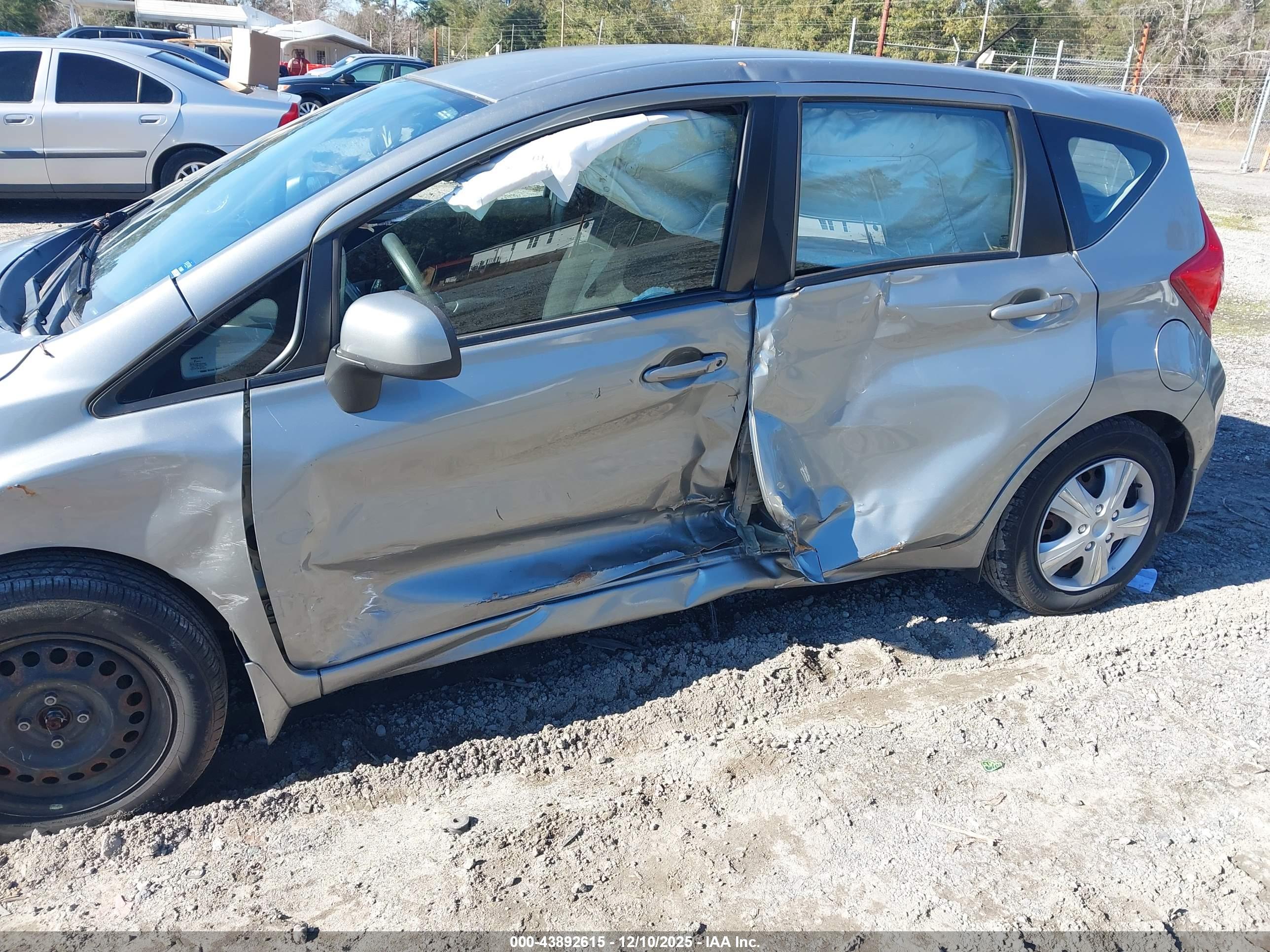 NISSAN VERSA image 6