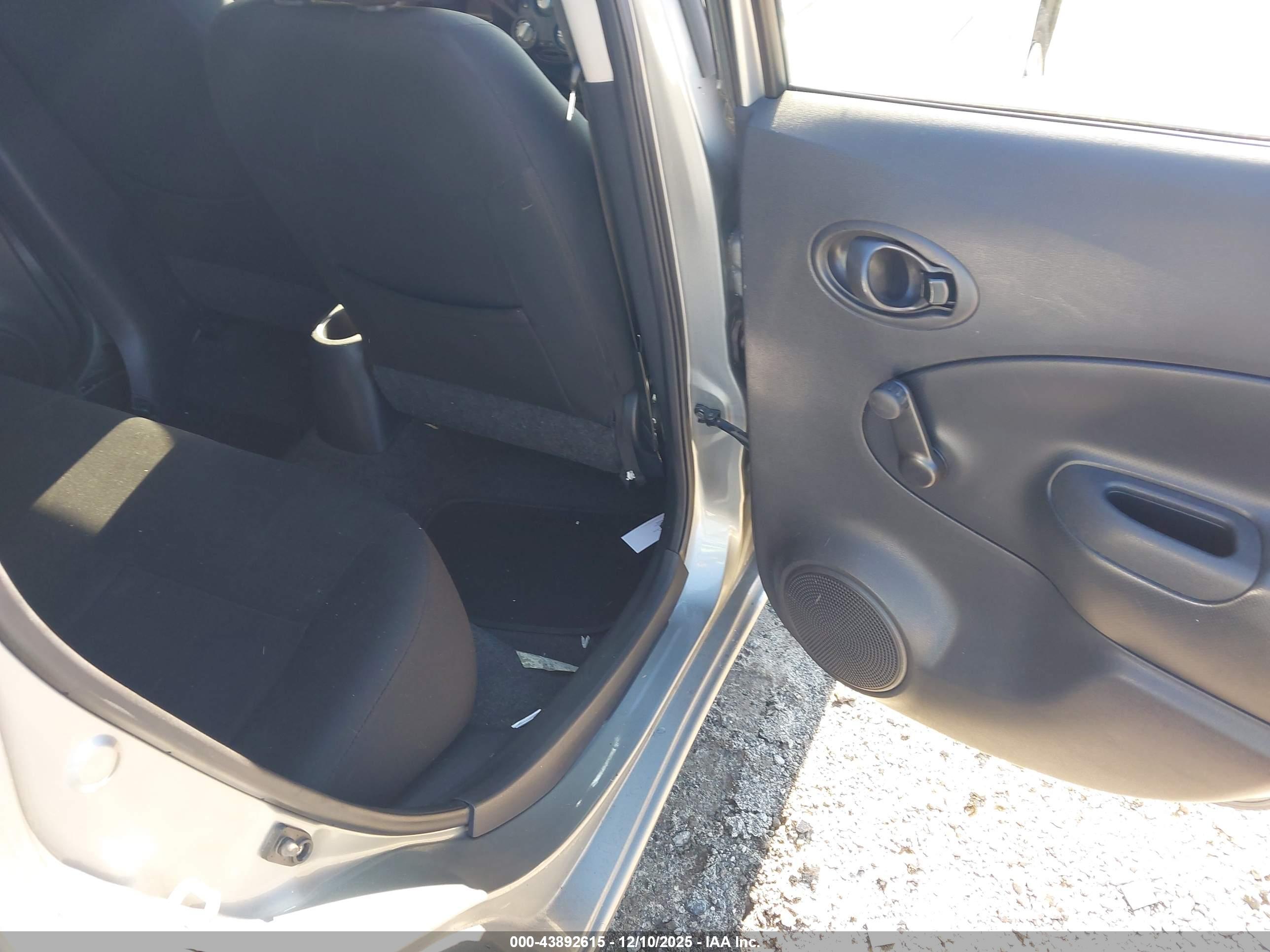 NISSAN VERSA image 8