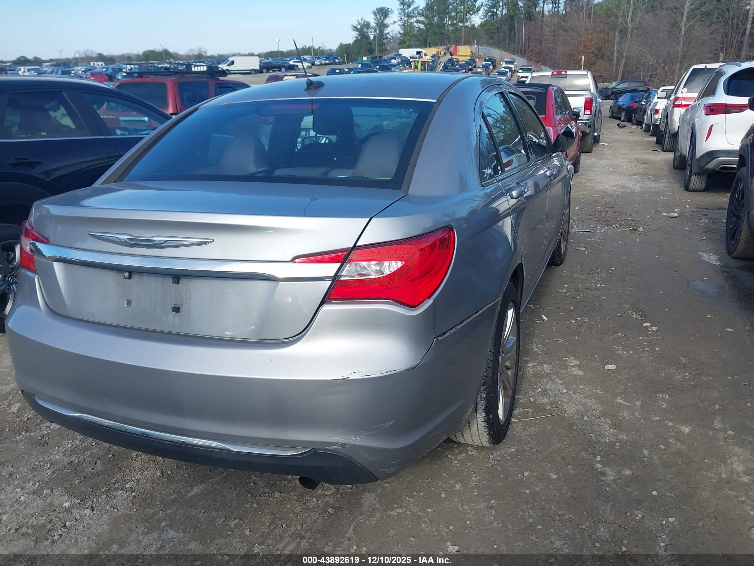 CHRYSLER 200 image 4