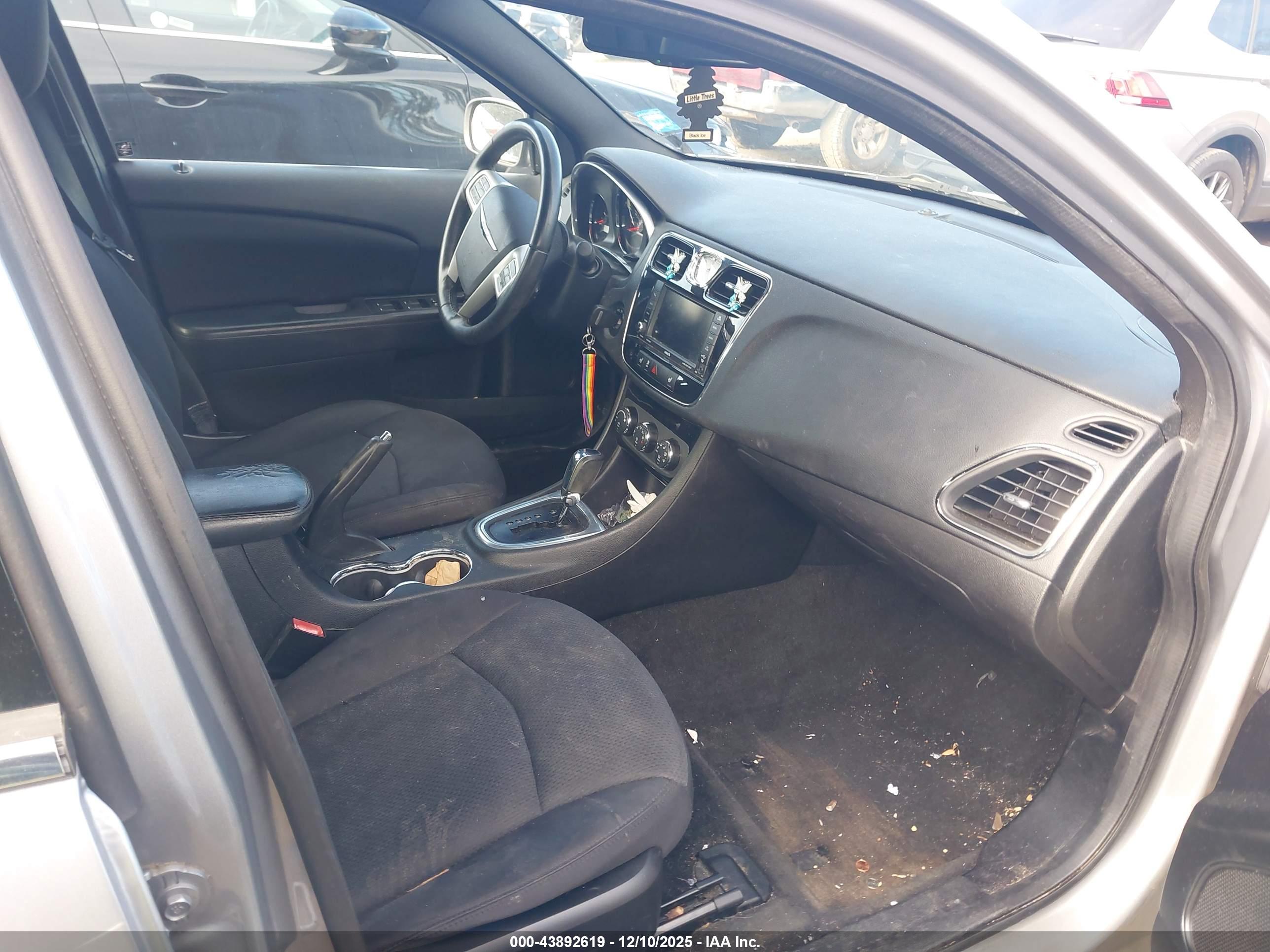 CHRYSLER 200 image 5