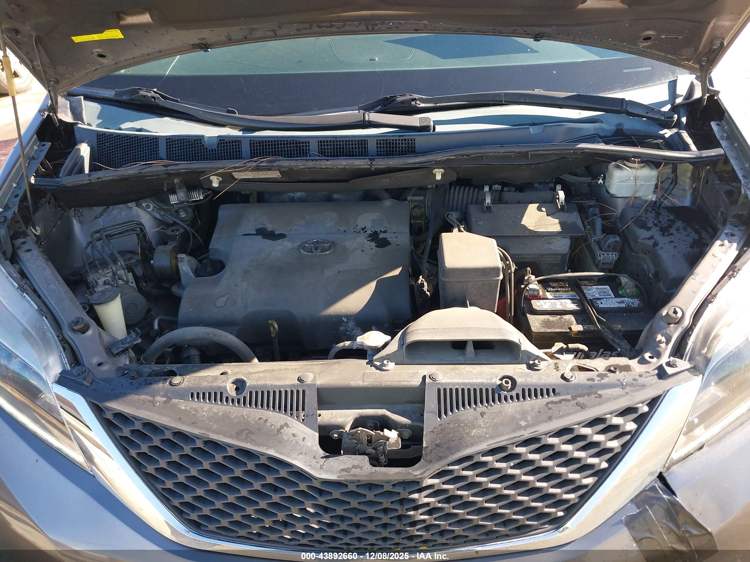 TOYOTA SIENNA image 10