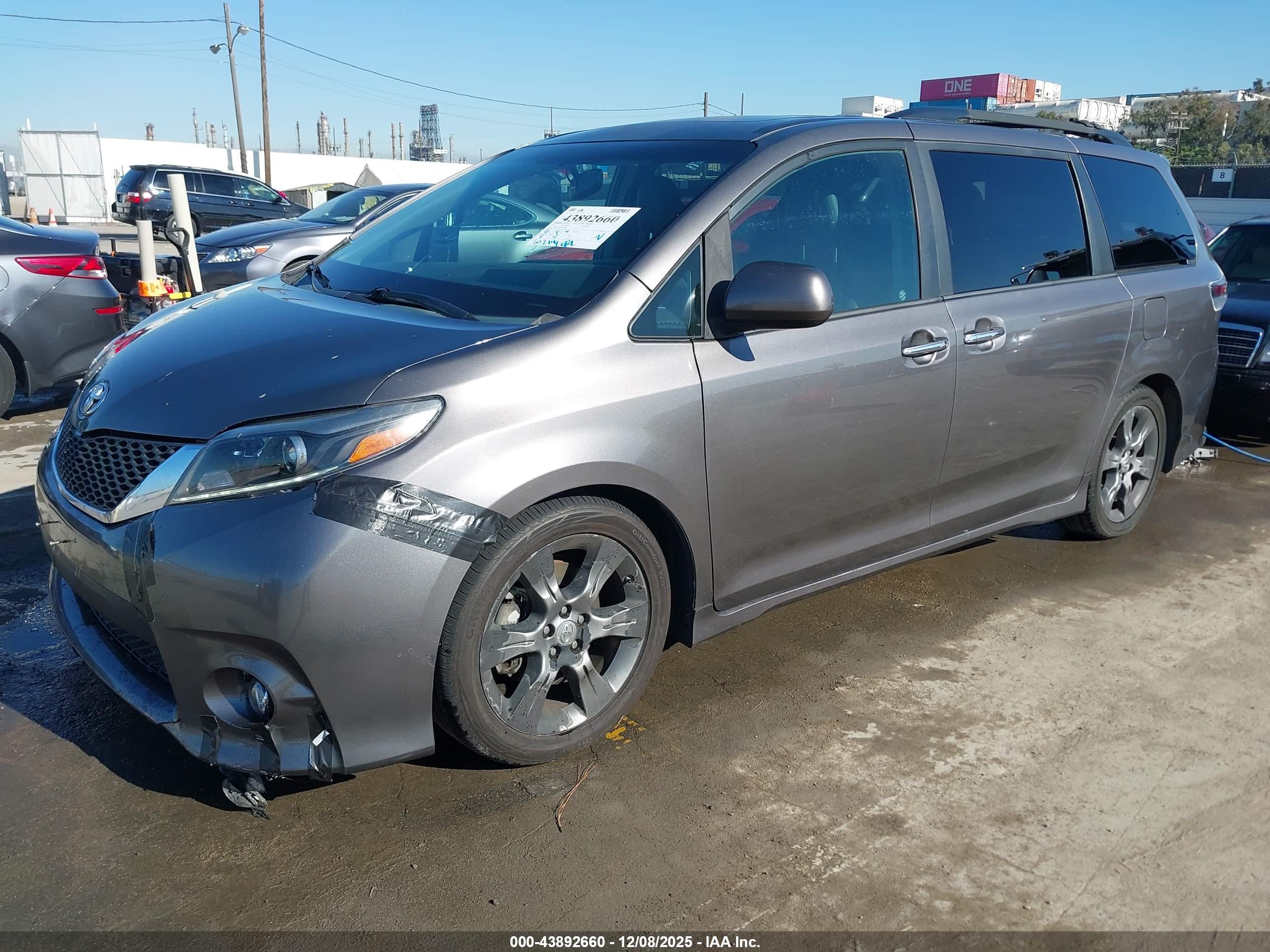 TOYOTA SIENNA image 2
